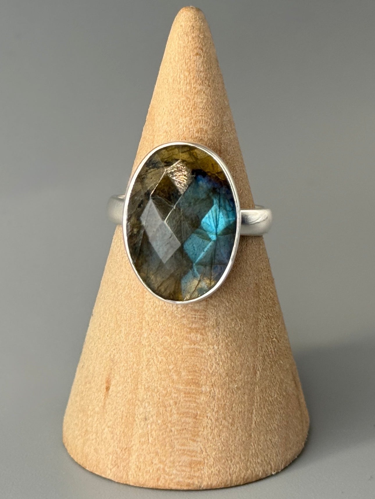 •LABRADORITE - FACETED OVAL• sterling silver ring (size 7)