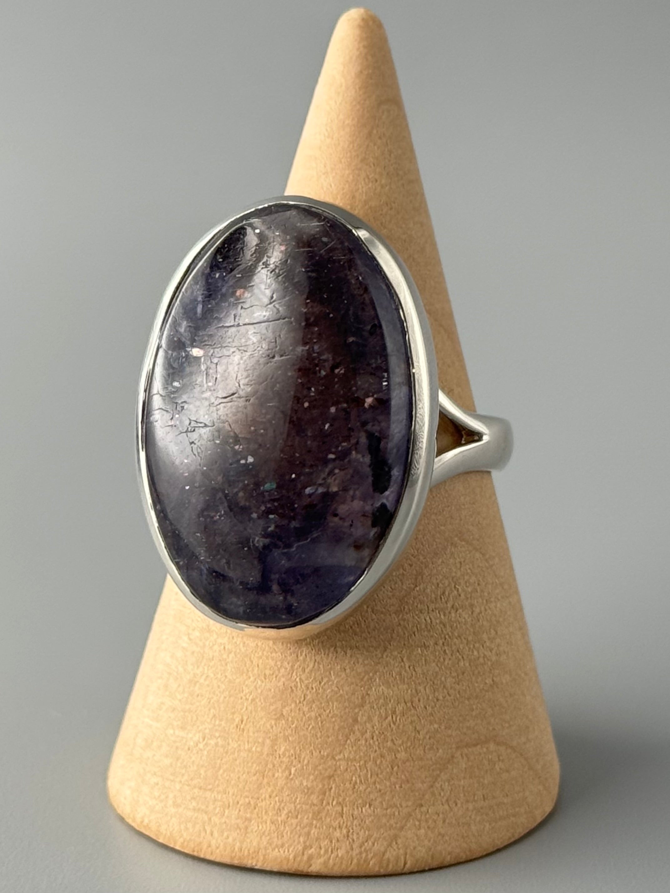 •IOLITE SUNSTONE - OVAL• split band silver ring (size 9.25)