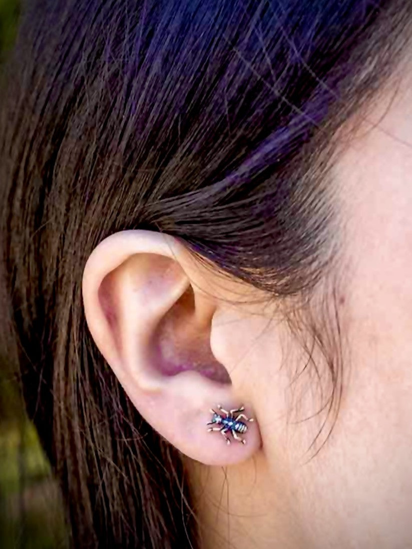 •ANT• silver stud earrings