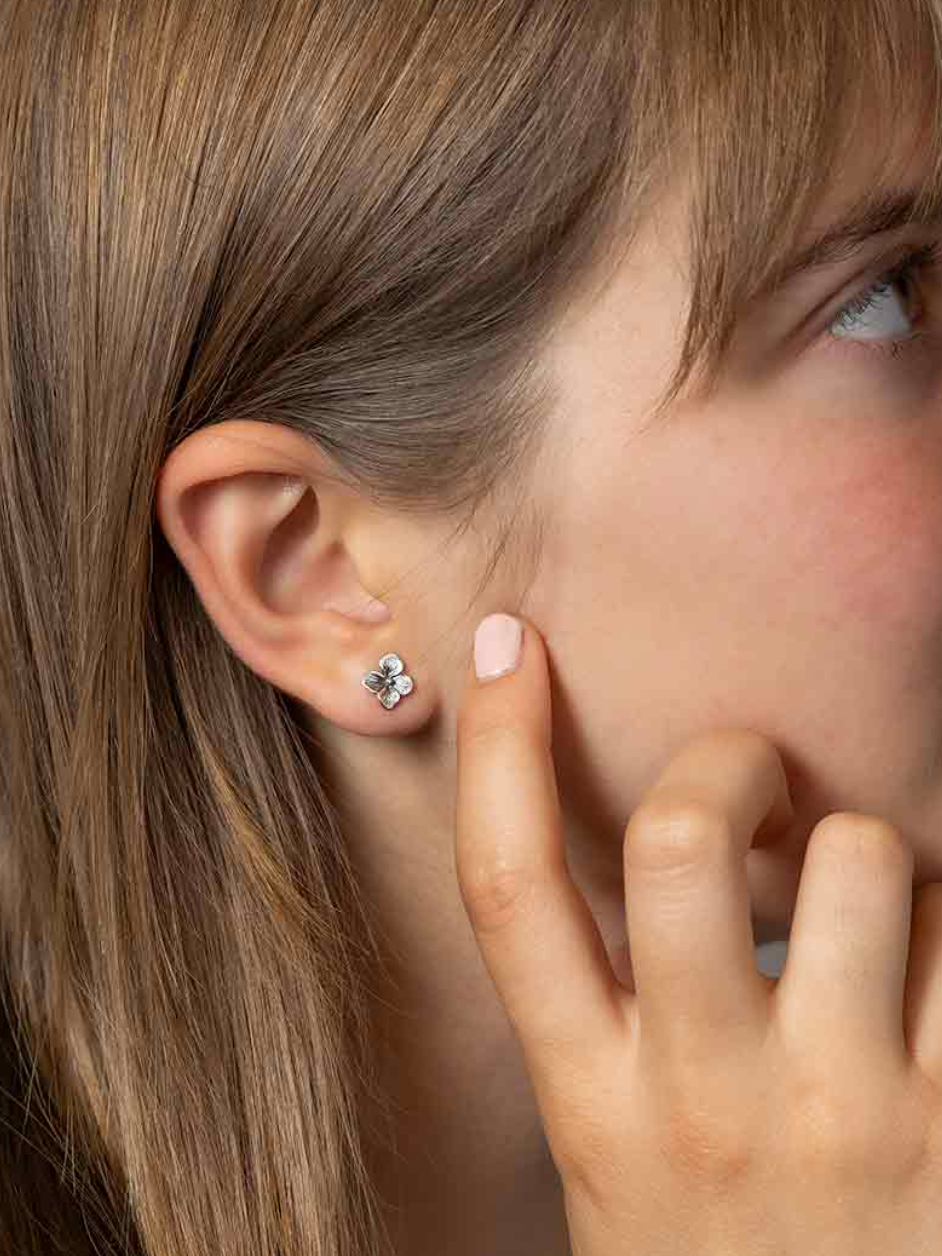 •HYDRANGEA• silver stud earrings