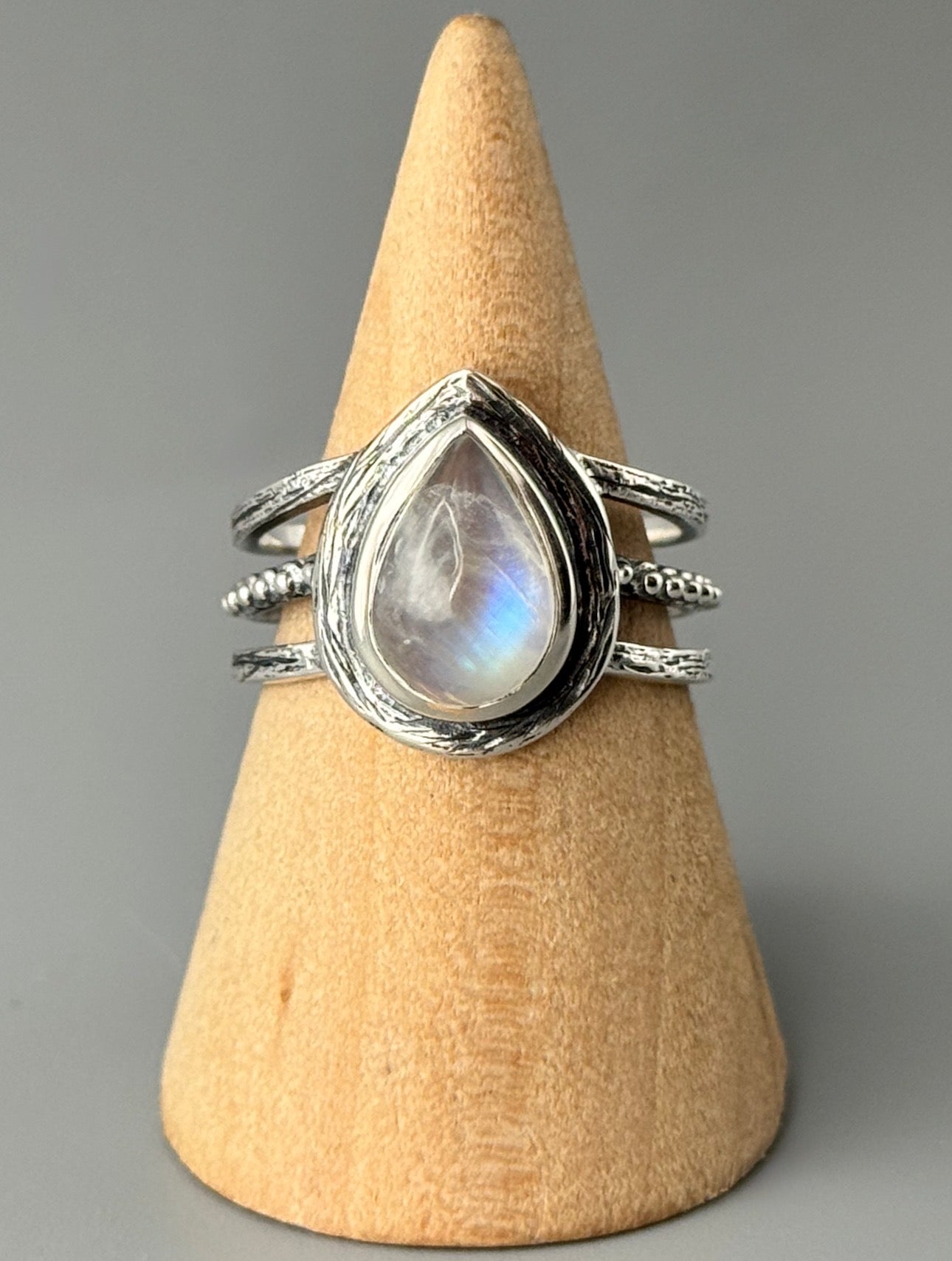 •RAINBOW MOONSTONE - GATE• split band silver ring (size 9.75)