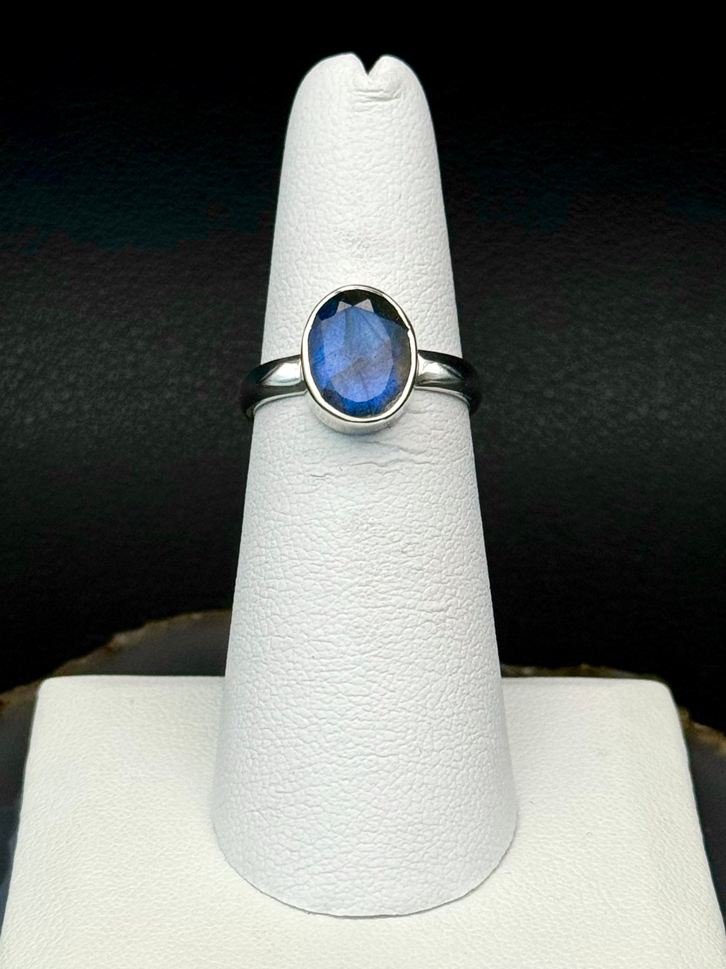 •FACETED LABRADORITE - MEDIUM OVAL• silver ring (size 6)