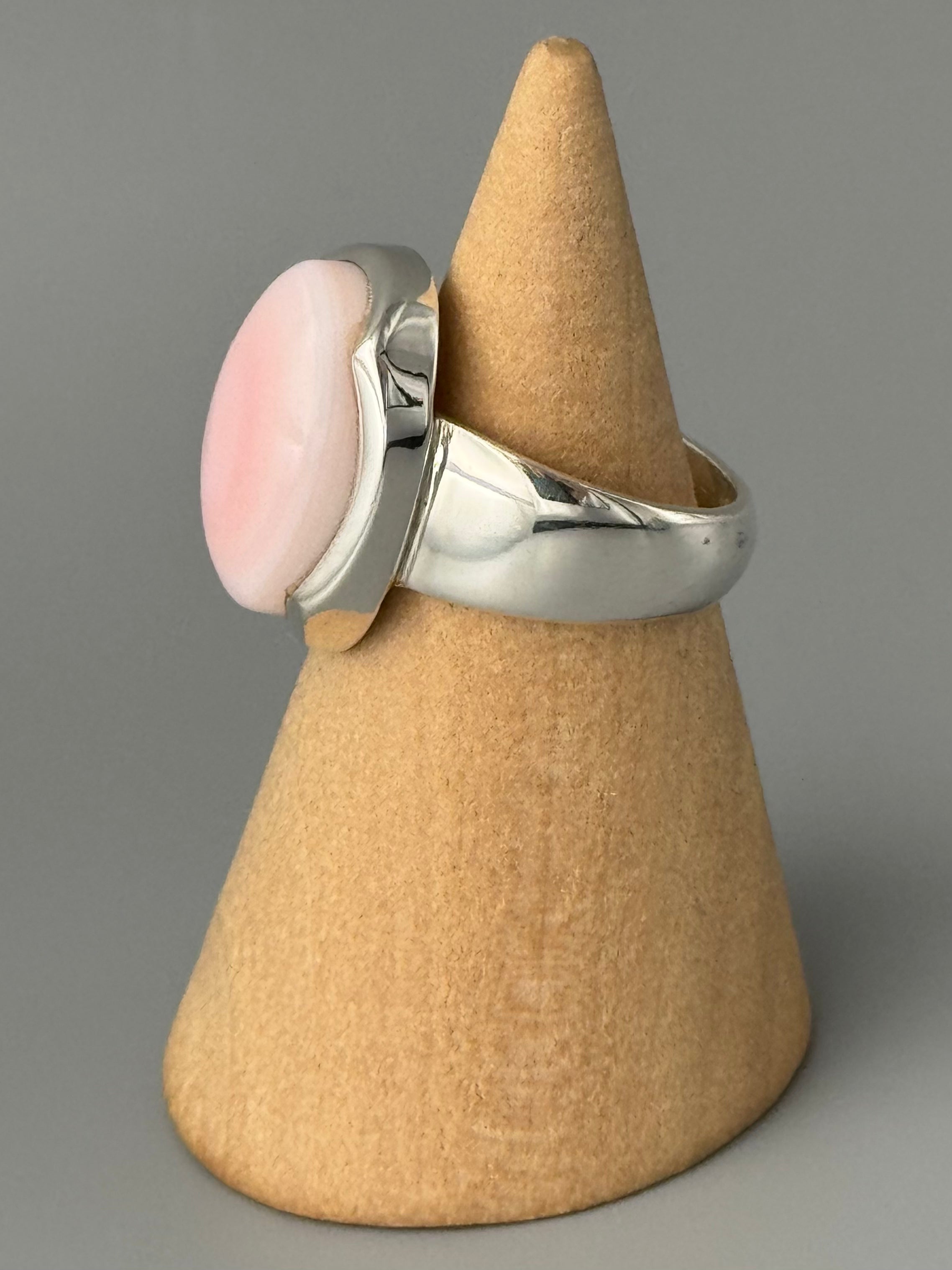 •PERUVIAN PINK OPAL - OVAL• tapered band silver ring (size 6)