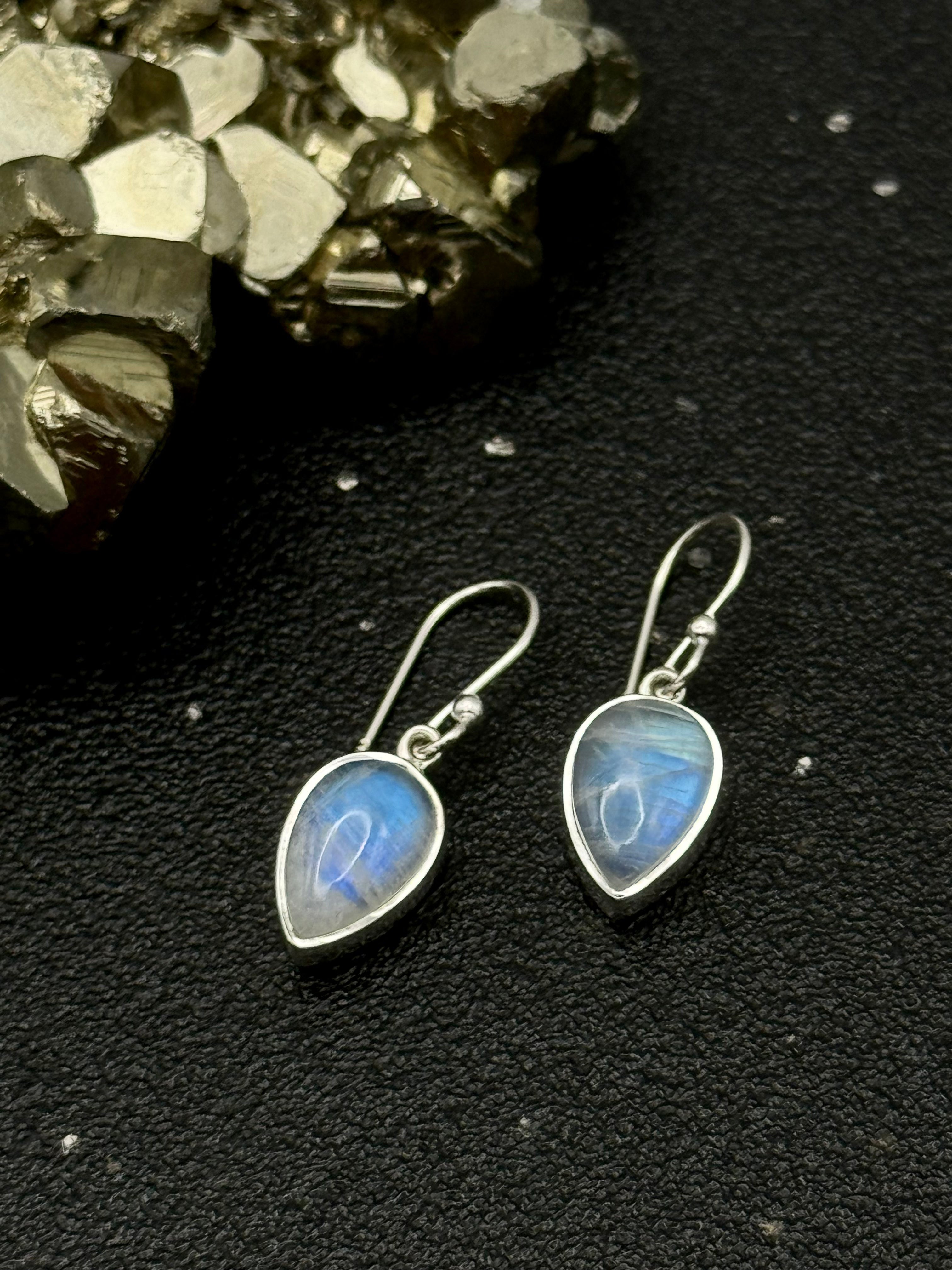 •RAINBOW MOONSTONE SPEAR TEAR• silver dangle earrings