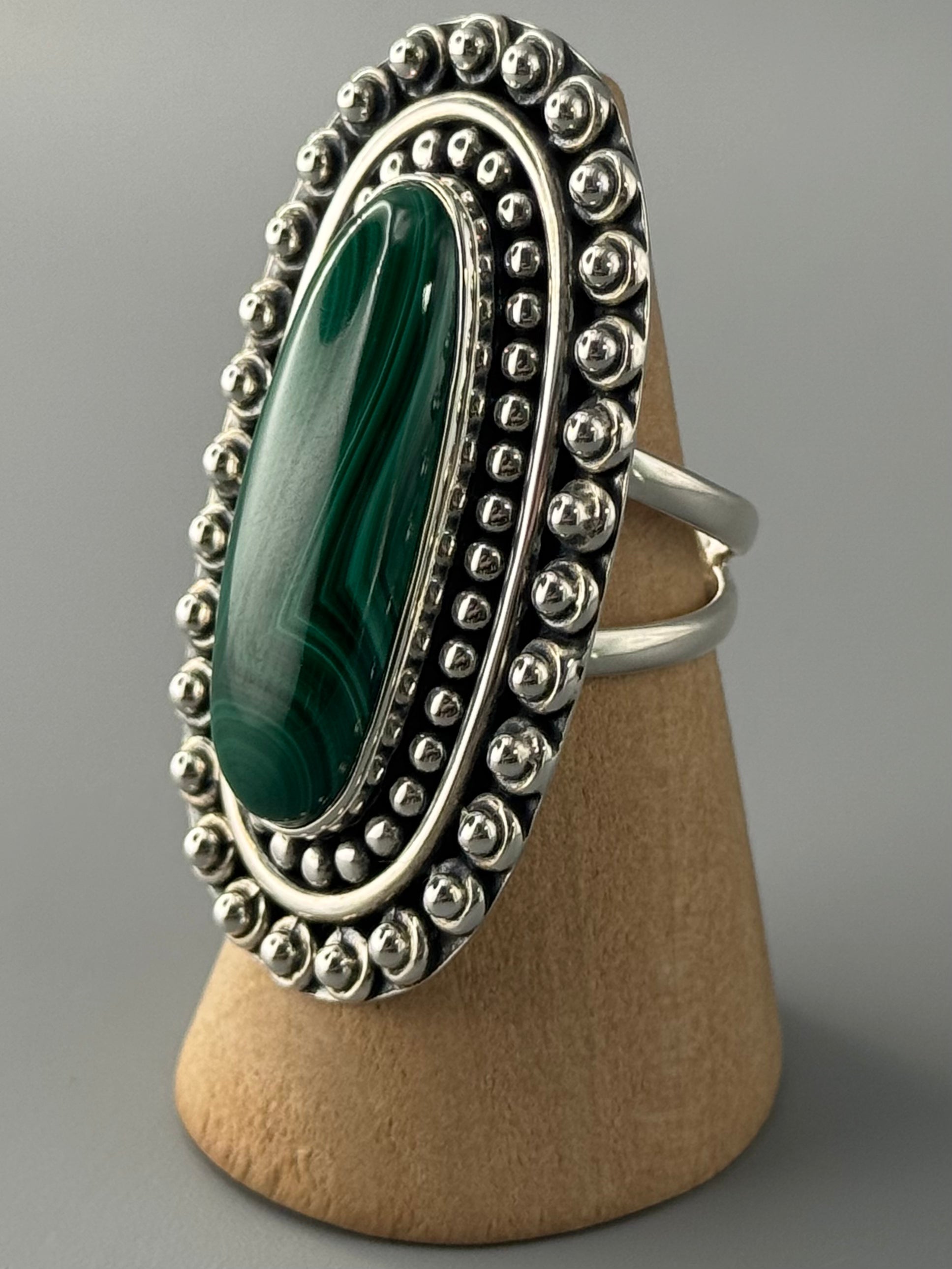 •MALACHITE OVAL - DOTTIE• split band silver ring (size 6)