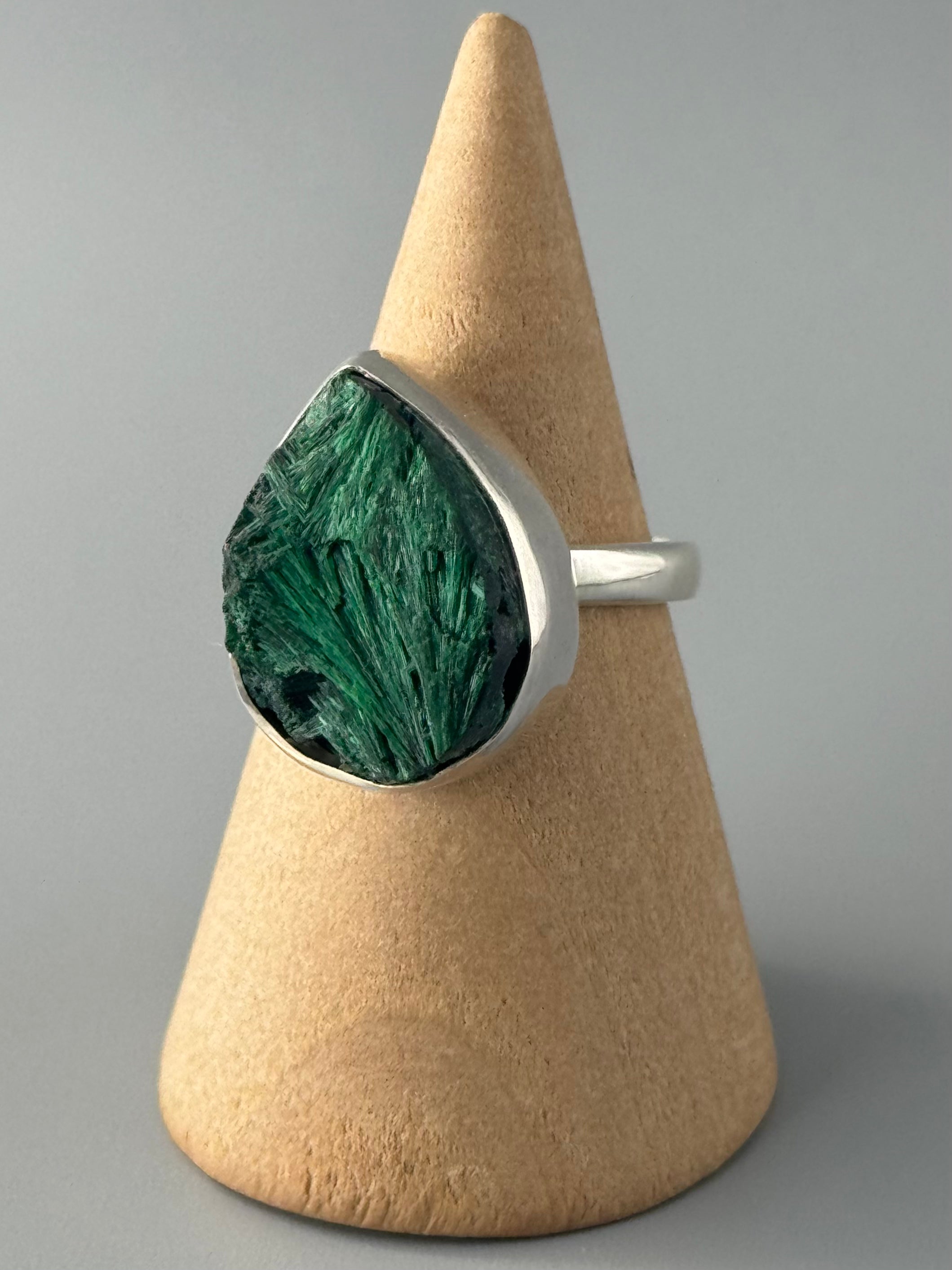 •FIBROUS MALACHITE - TEAR• simple bezel silver ring (various sizes)