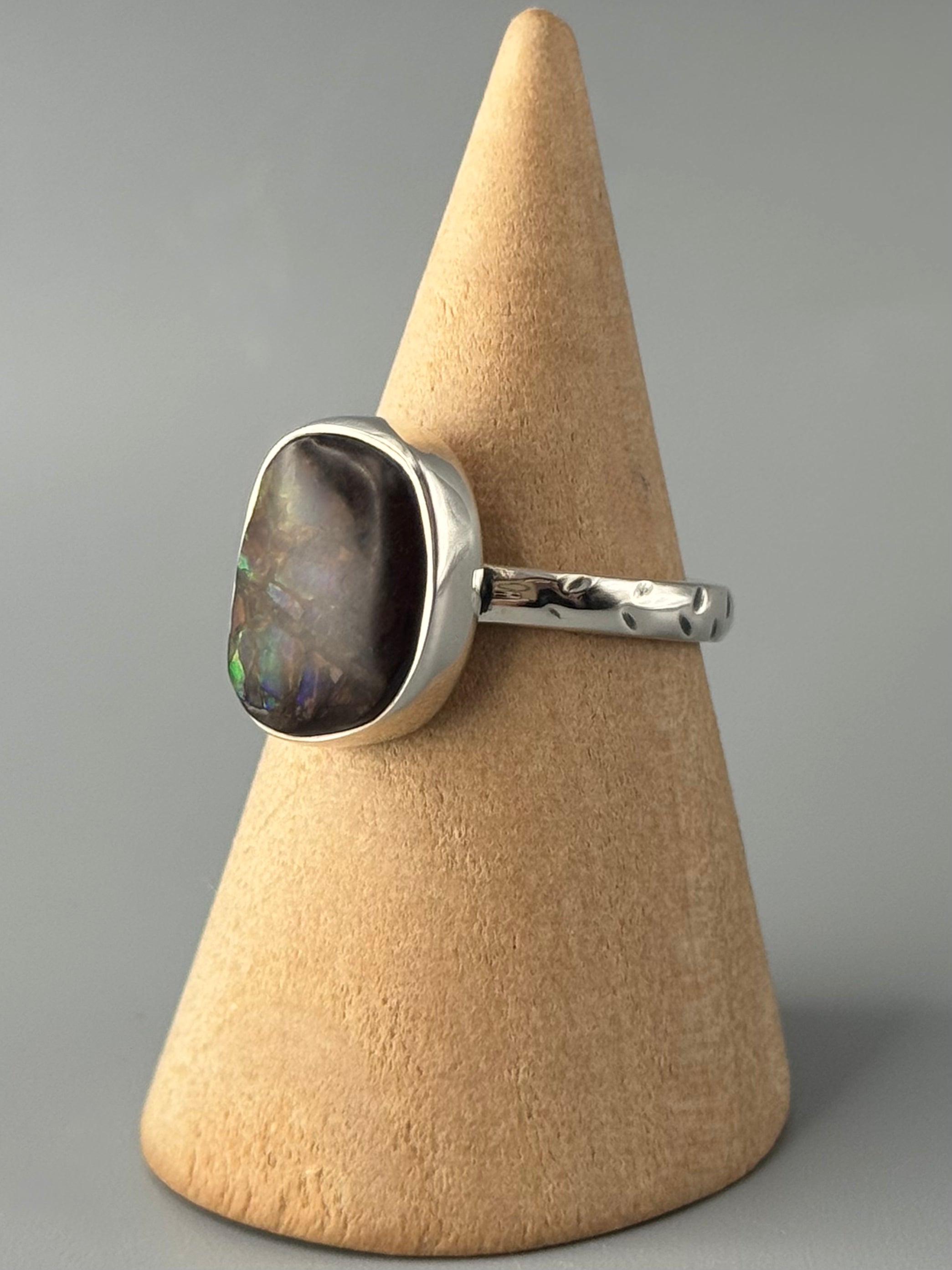 •AMMOLITE - FREEFORM• detailed band silver ring (size 8)