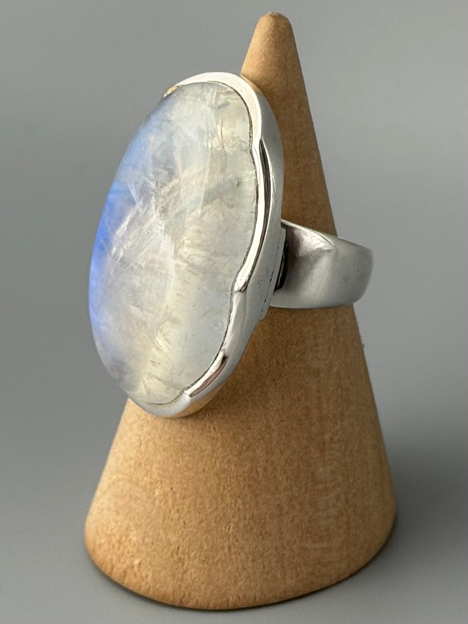 •RAINBOW MOONSTONE - BIGGIE OVAL• scalloped bezel silver ring (size 6.25)