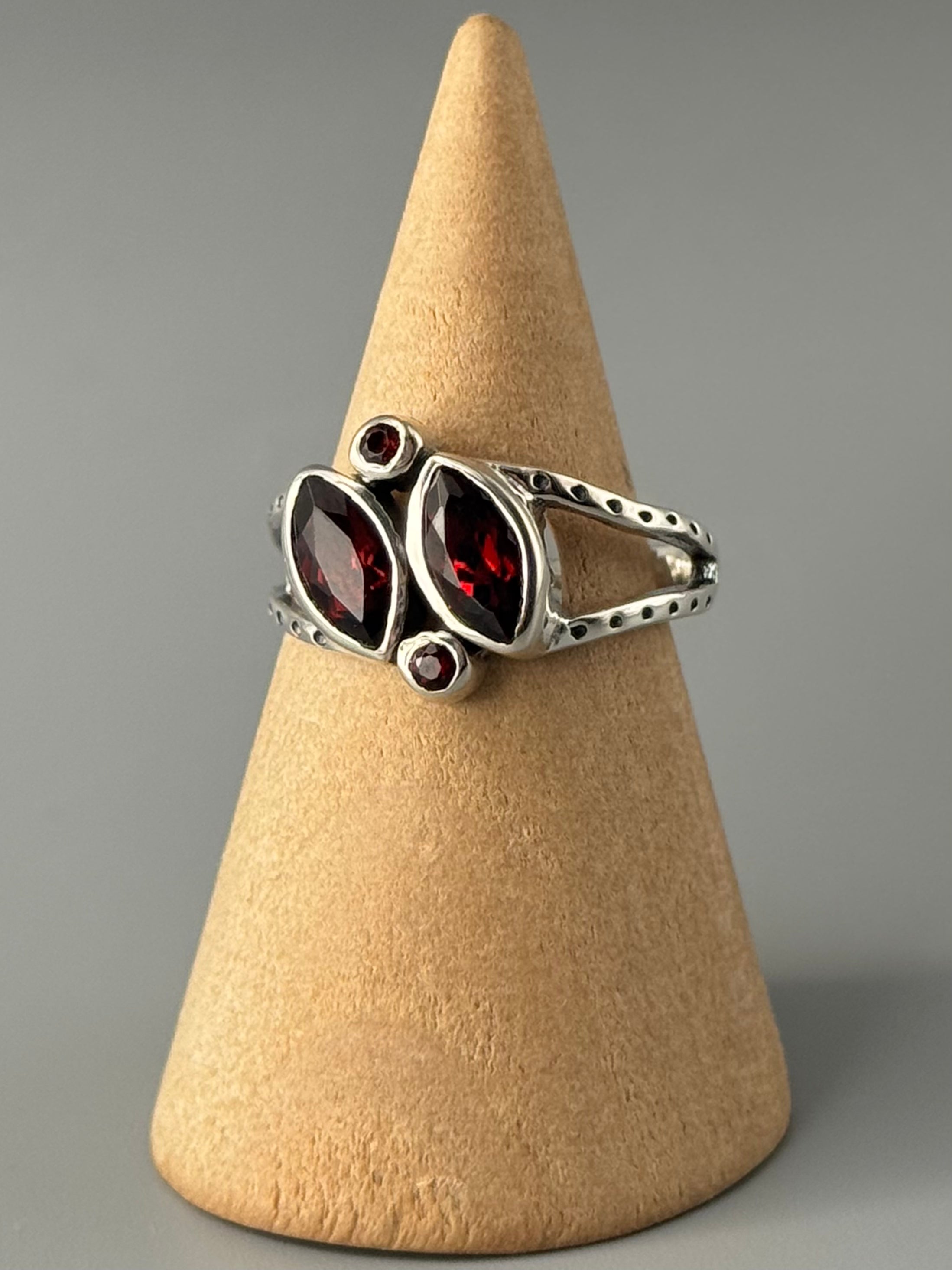 •GARNET - CLUSTER• split band silver ring (various sizes)