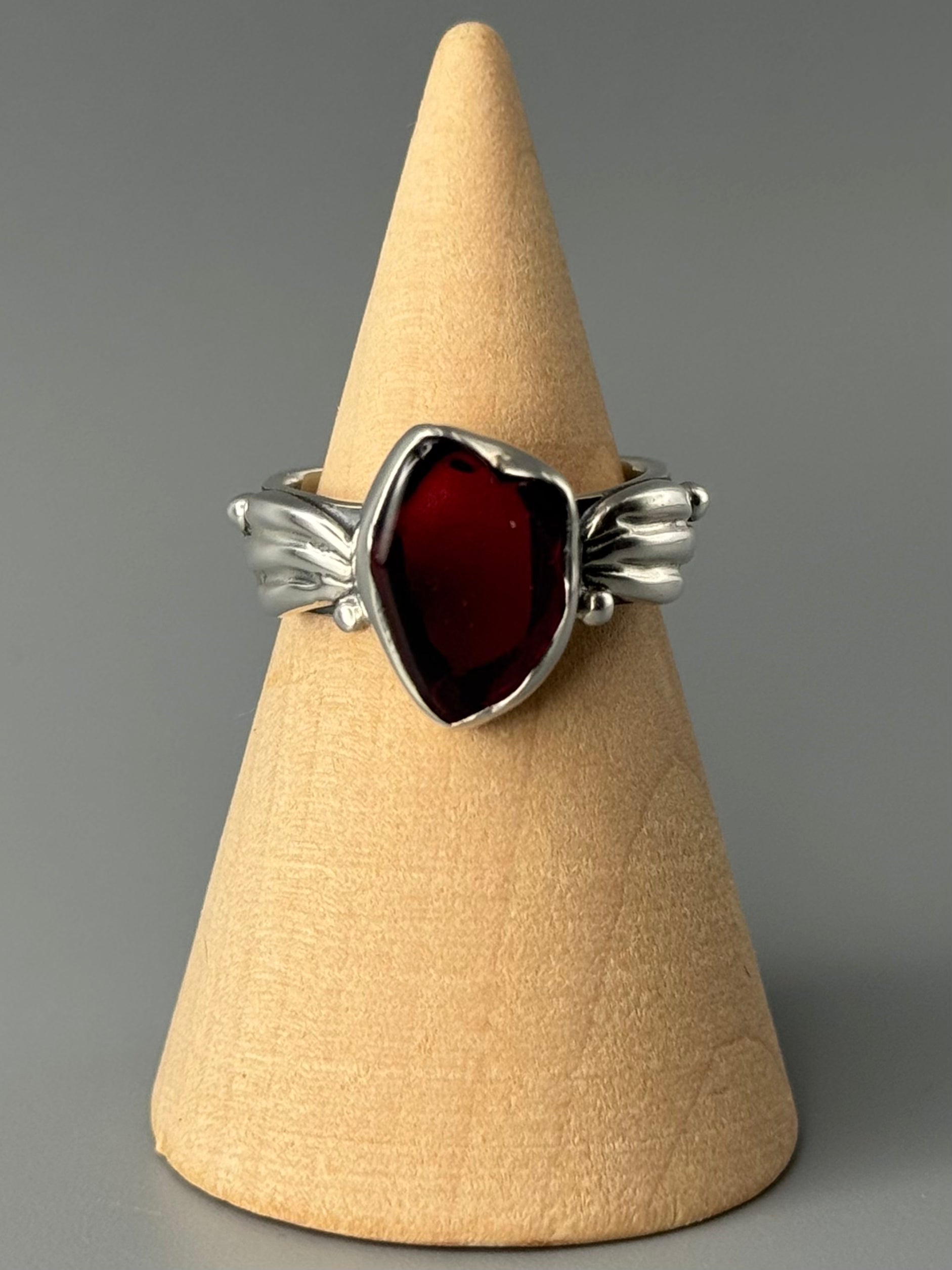 •GARNET - ANTHER• decorative band silver ring (size 5.75)