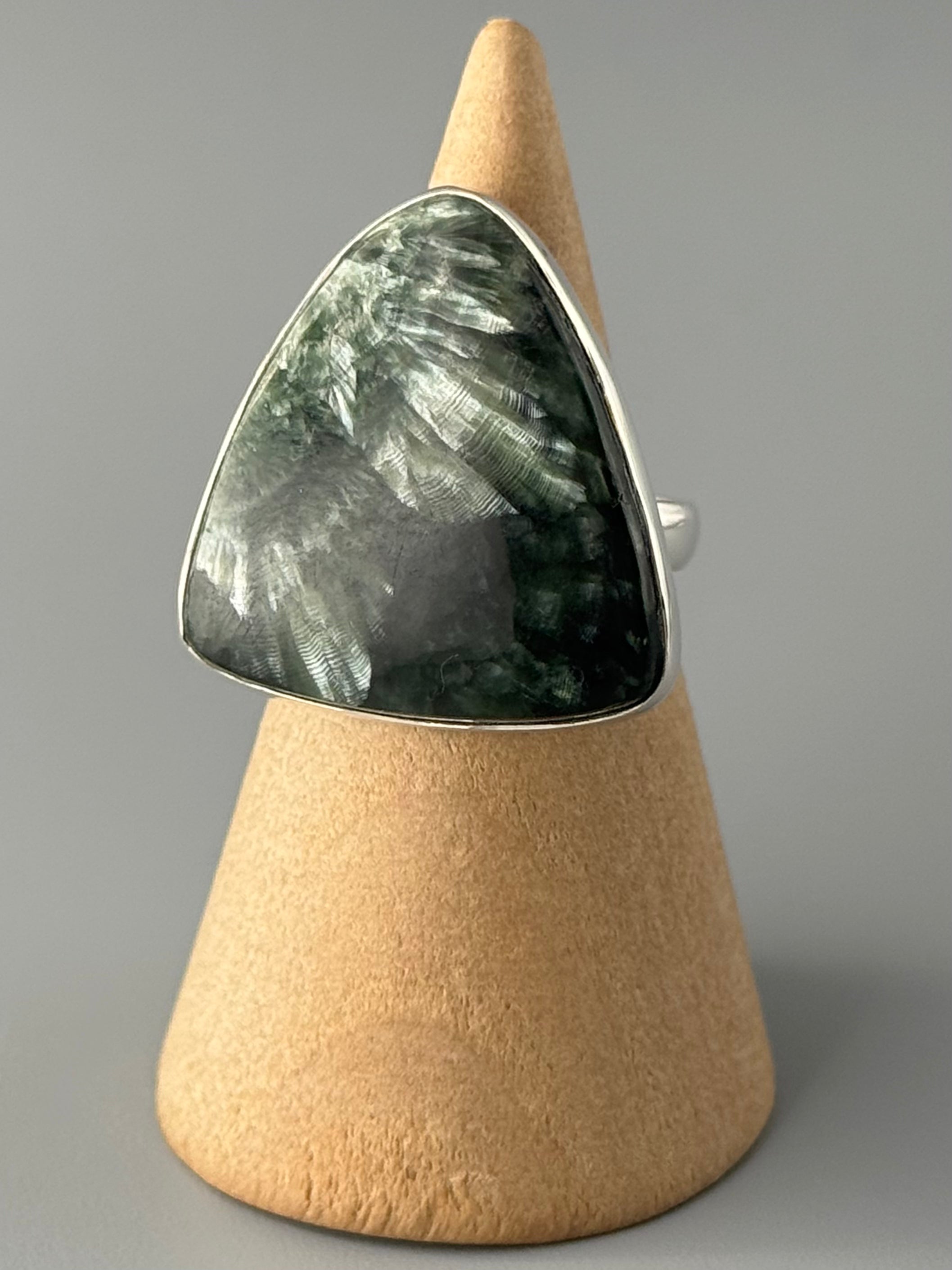 •SERAPHINITE - ROUND TRIANGLE• simple bezel silver ring (size 7)