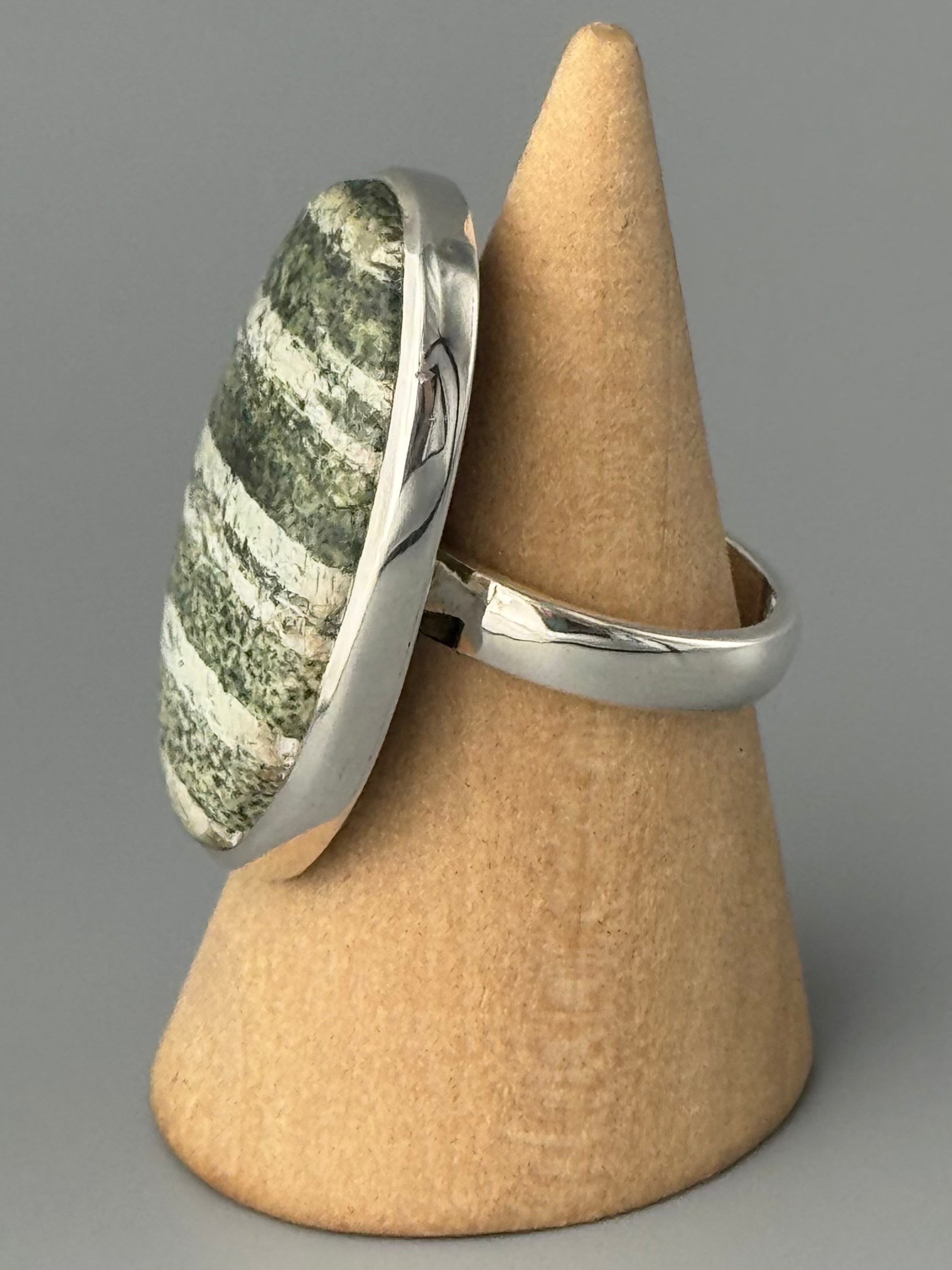 •SERAPHINITE - OVAL• simple bezel silver ring (size 7.75)