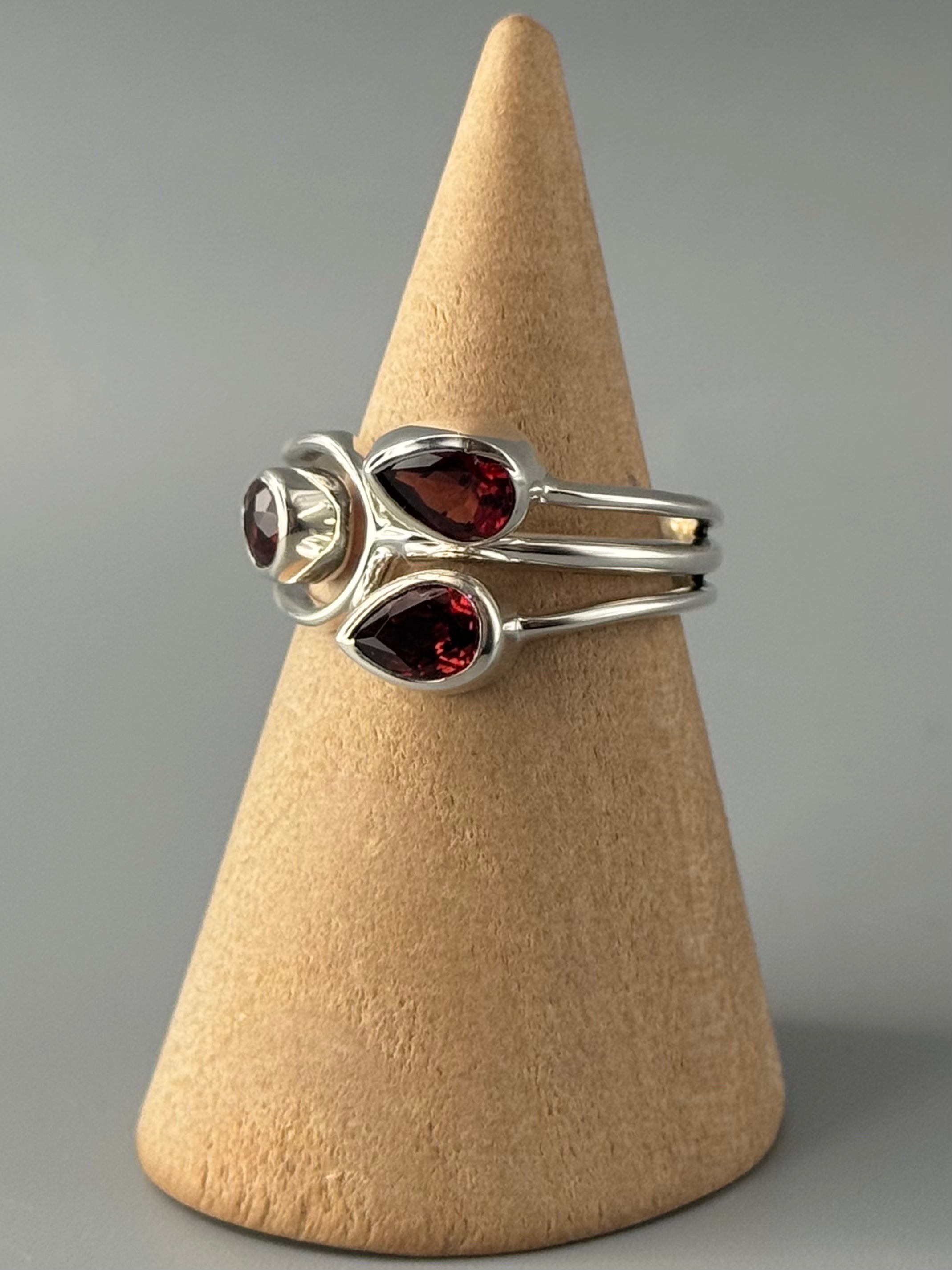 •GARNET - TULIP• split band silver ring (various sizes)