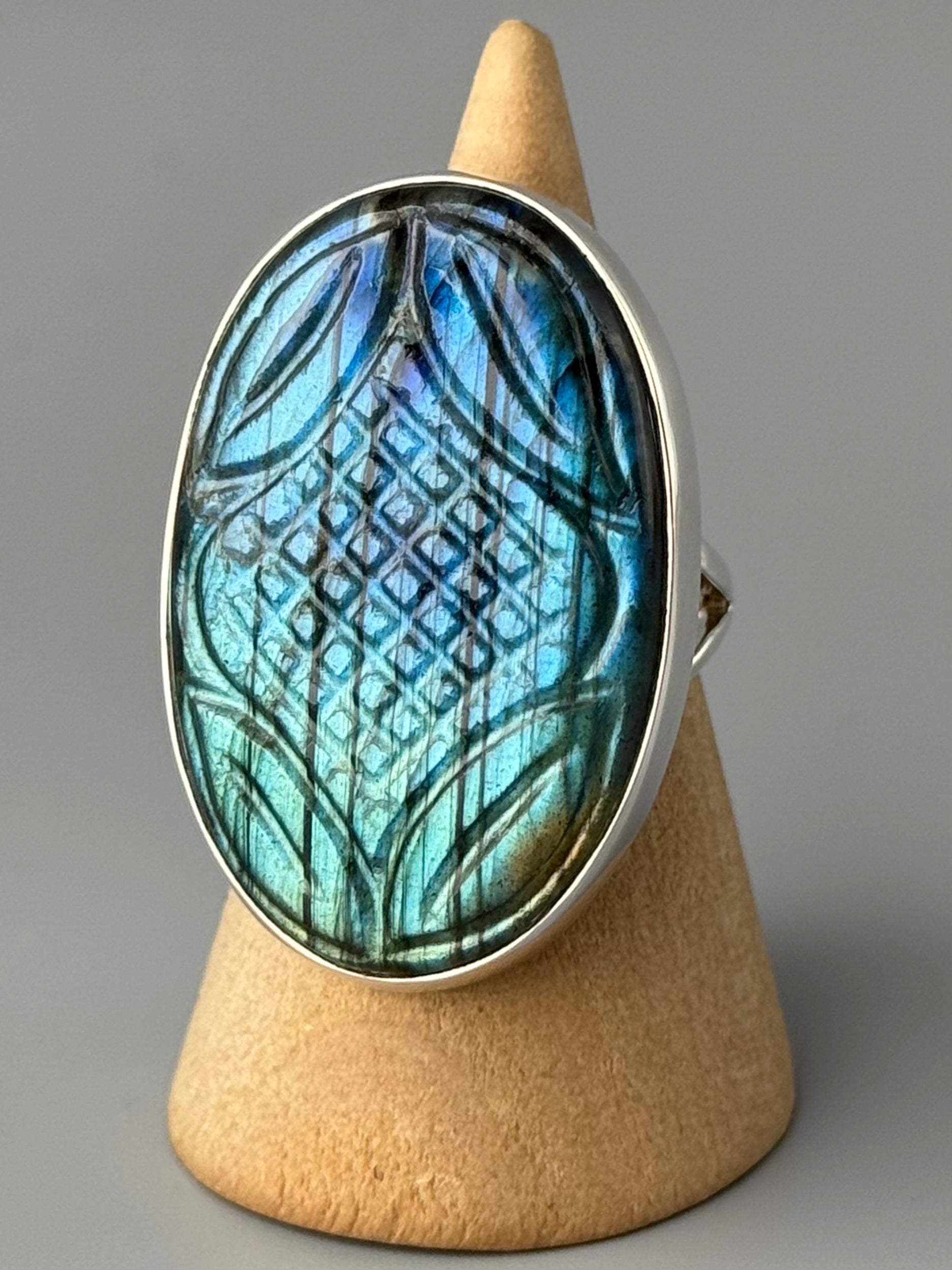 •ETCHED LABRADORITE - OVAL• split band silver ring (size 9)