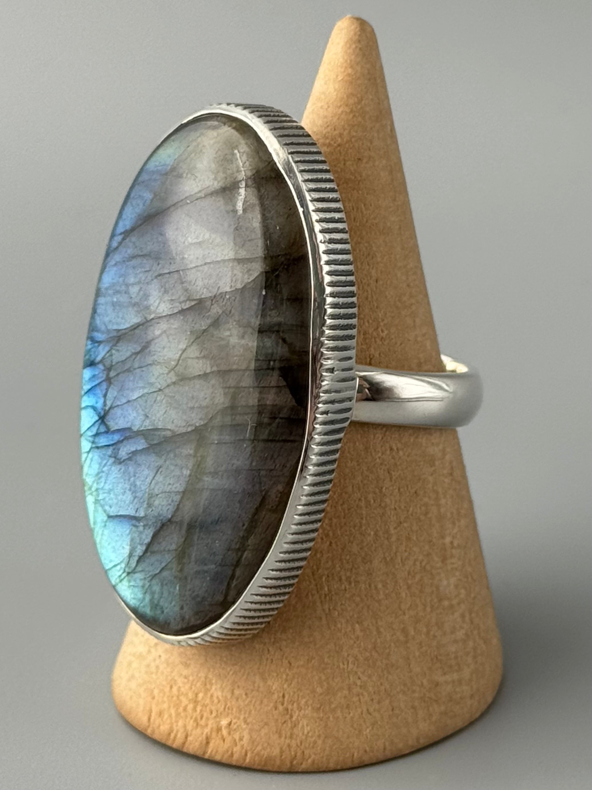 •LABRADORITE - OVAL• striated bezel silver ring (size 9)