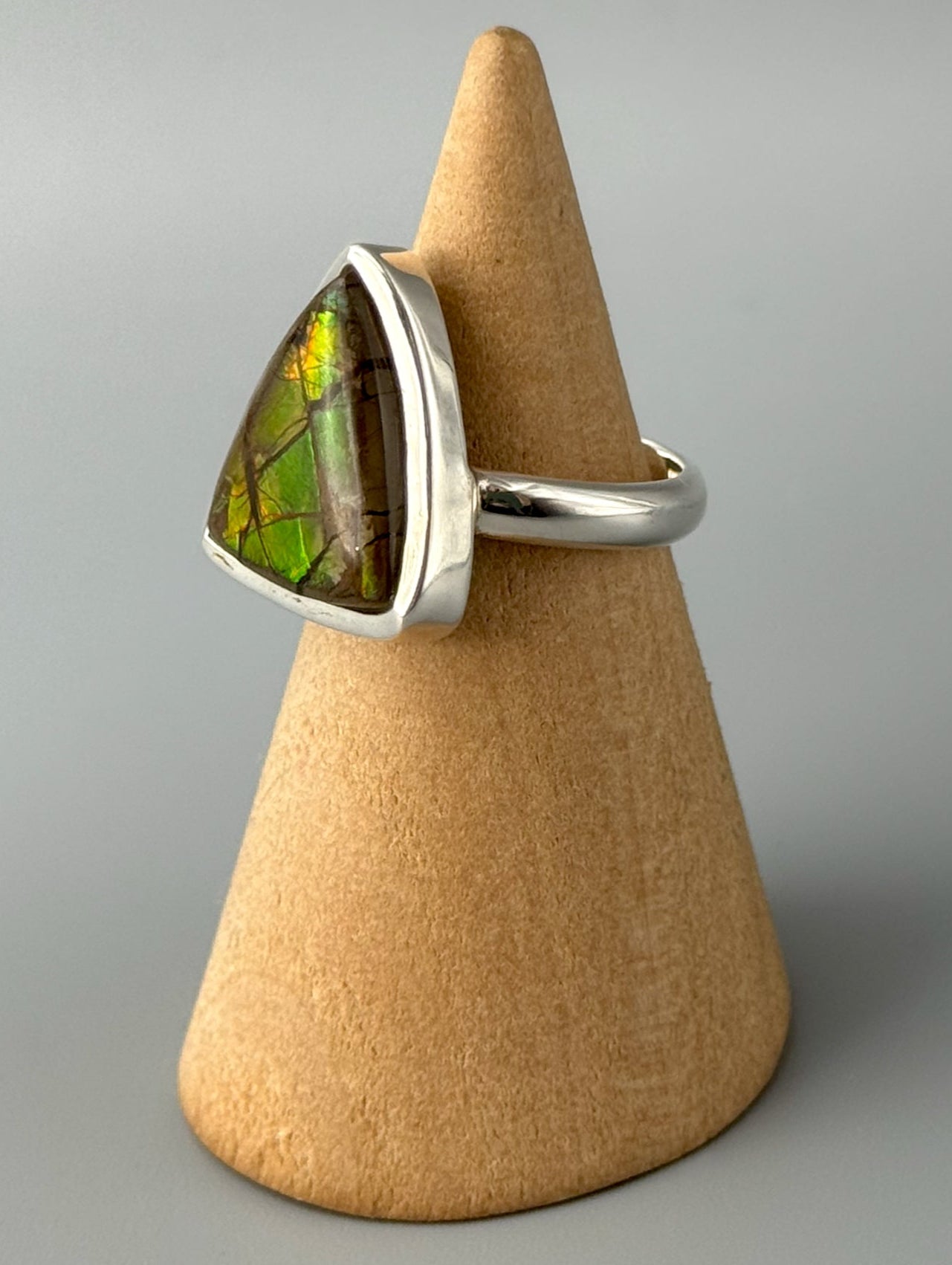 •AMMOLITE - SOFT TRIANGLE• scalloped bezel silver ring (size 5.75)