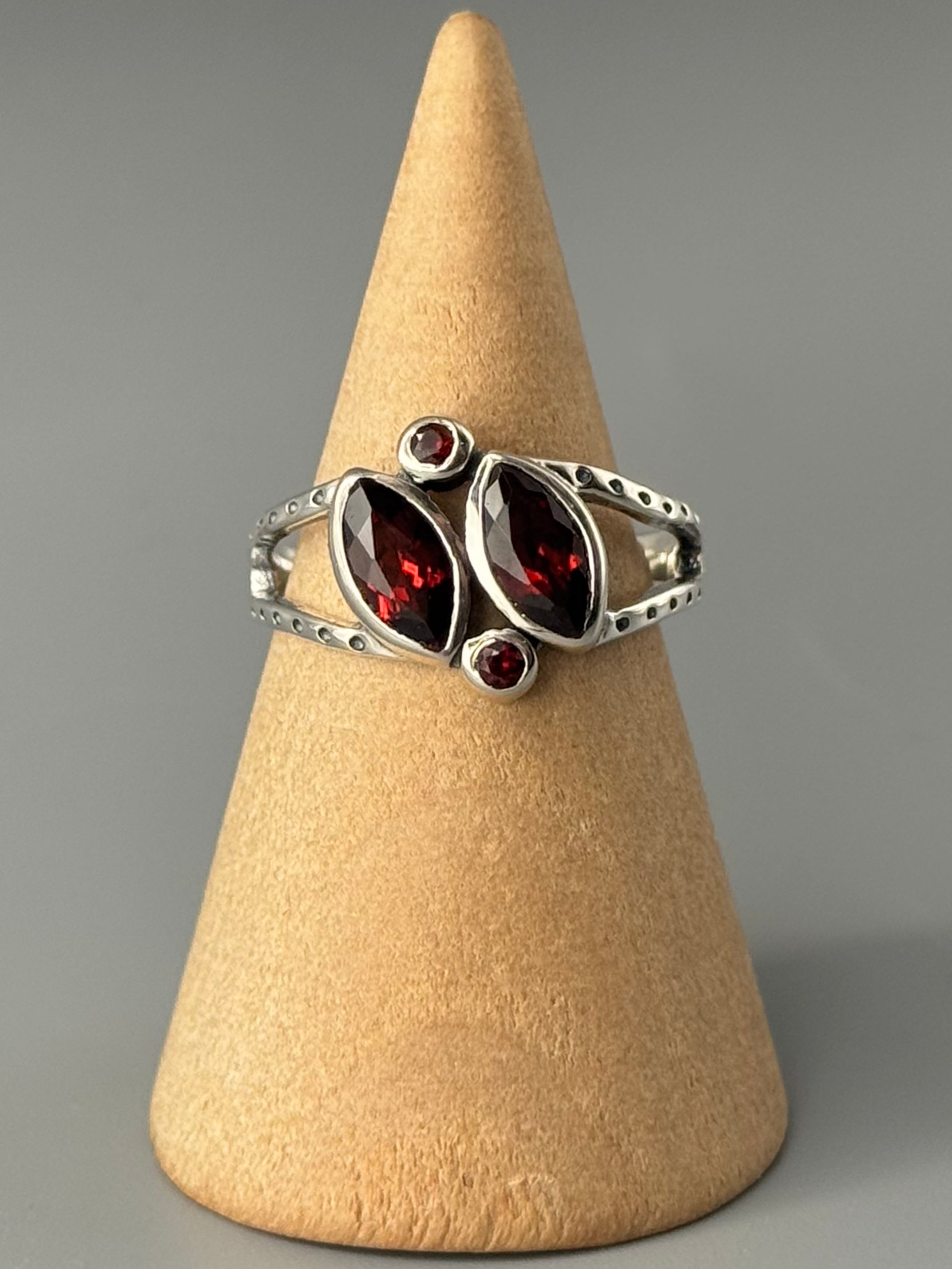 •GARNET - CLUSTER• split band silver ring (various sizes)