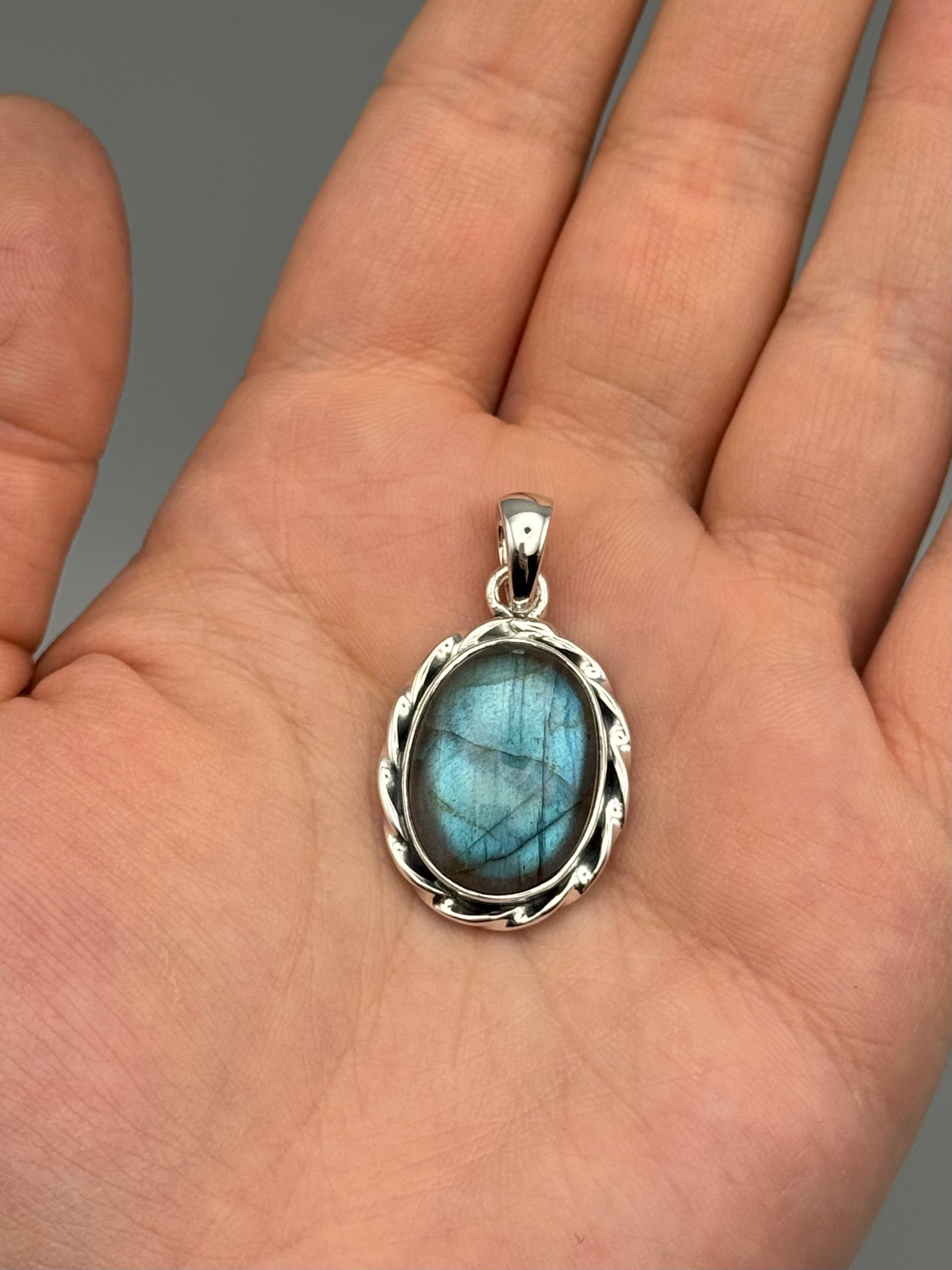 •LABRADORITE - OVAL• twisted bezel silver pendant