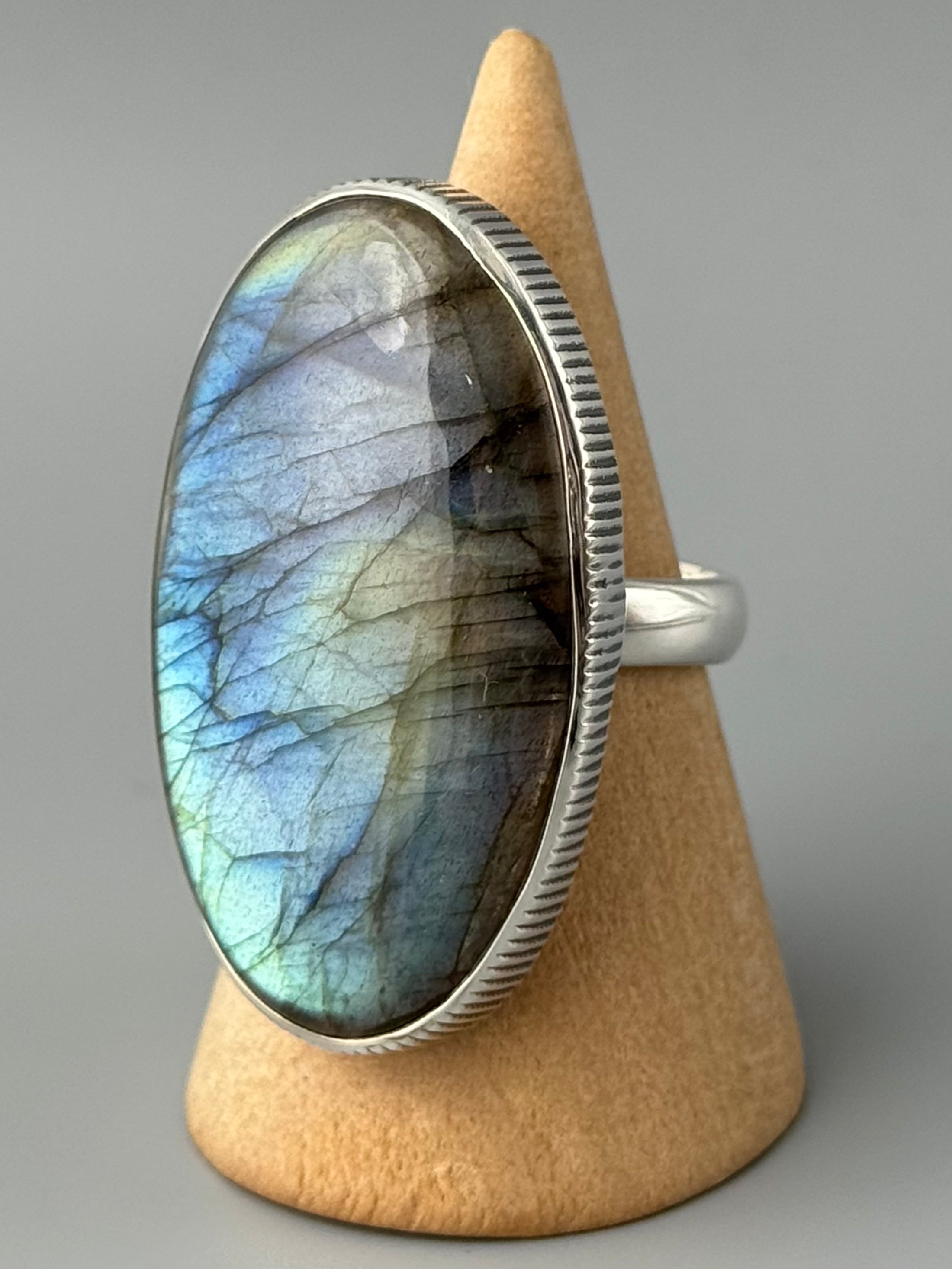 •LABRADORITE - OVAL• striated bezel silver ring (size 9)