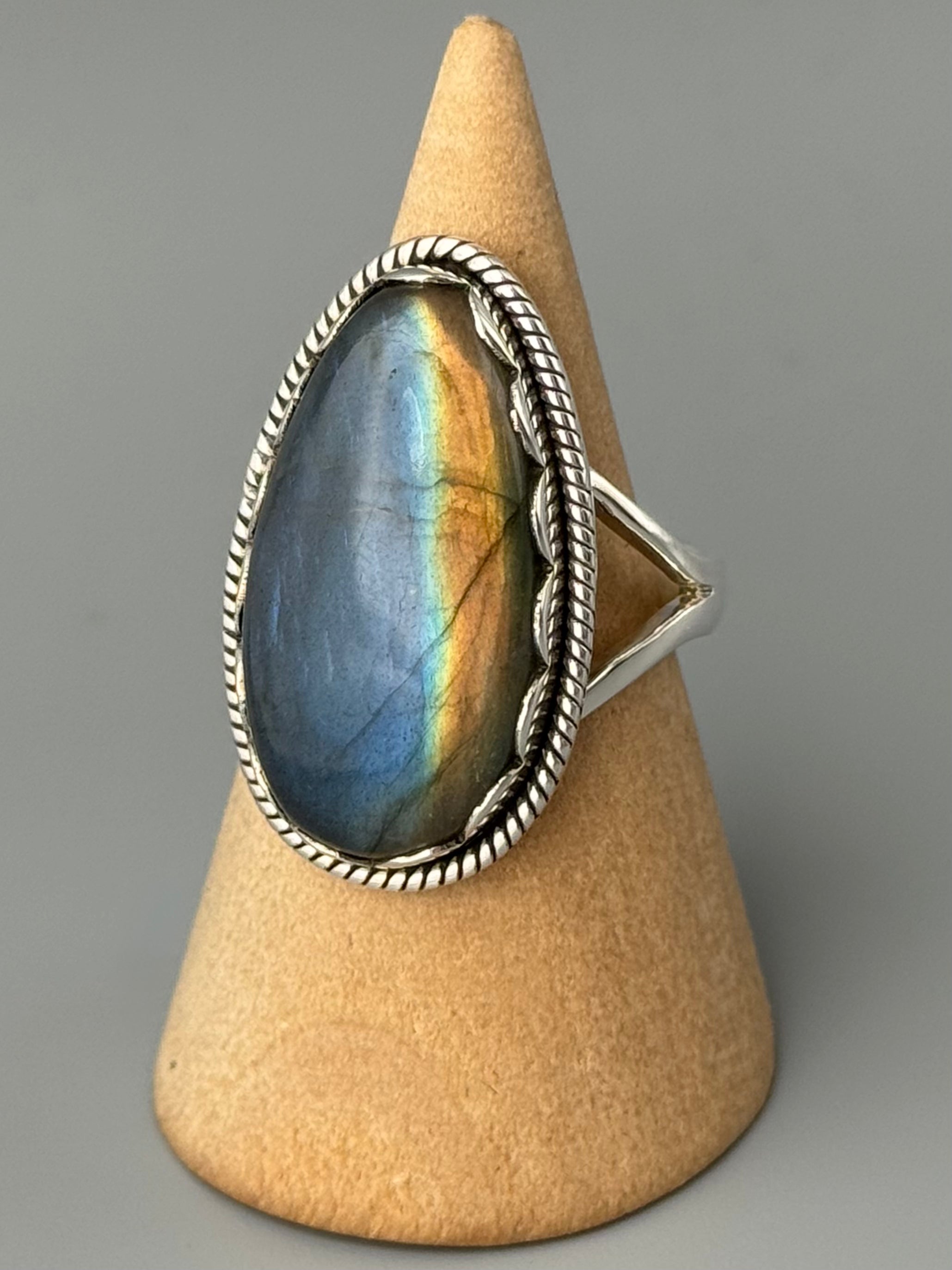 •LABRADORITE - PETAL• decorative bezel silver ring (size 9)