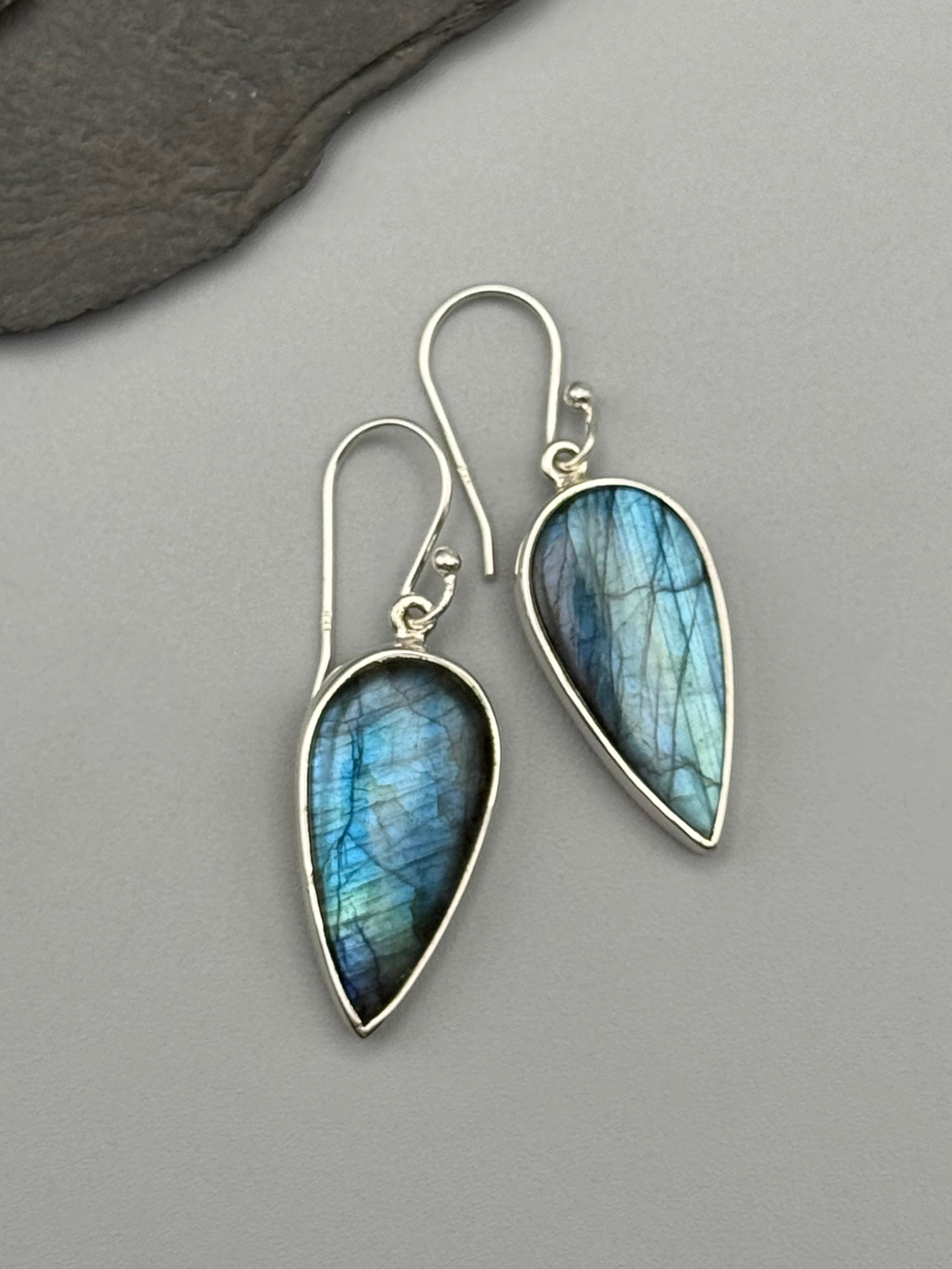 •LABRADORITE - SPEAR TEAR• silver dangle earrings