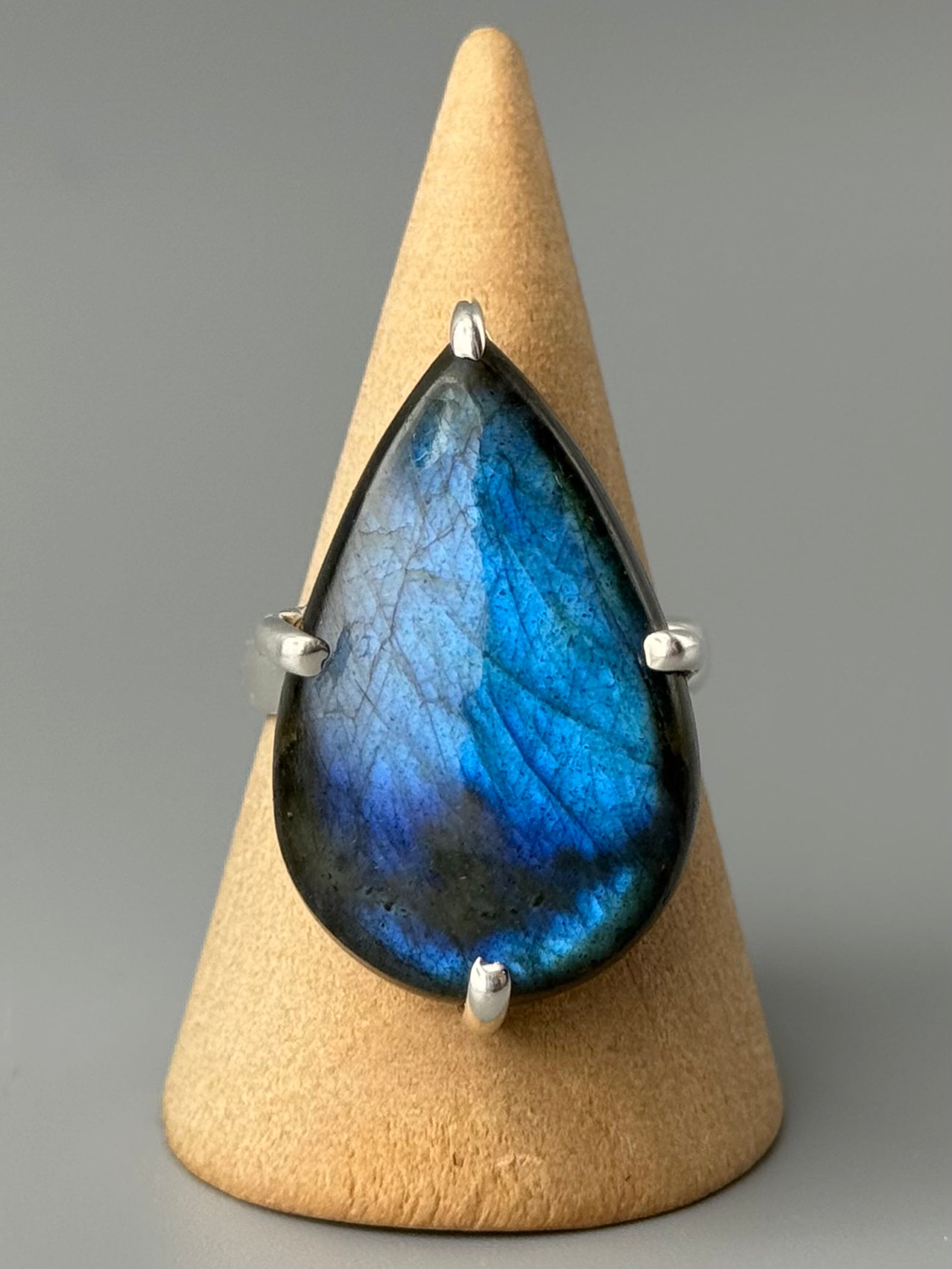 •LABRADORITE - MEDIUM TEAR• prong set silver ring (size 10)