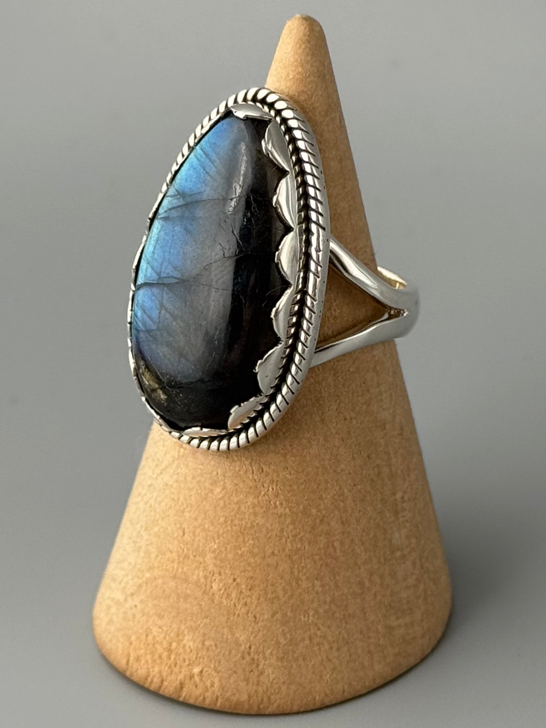 •LABRADORITE - PETAL• decorative bezel silver ring (size 6)