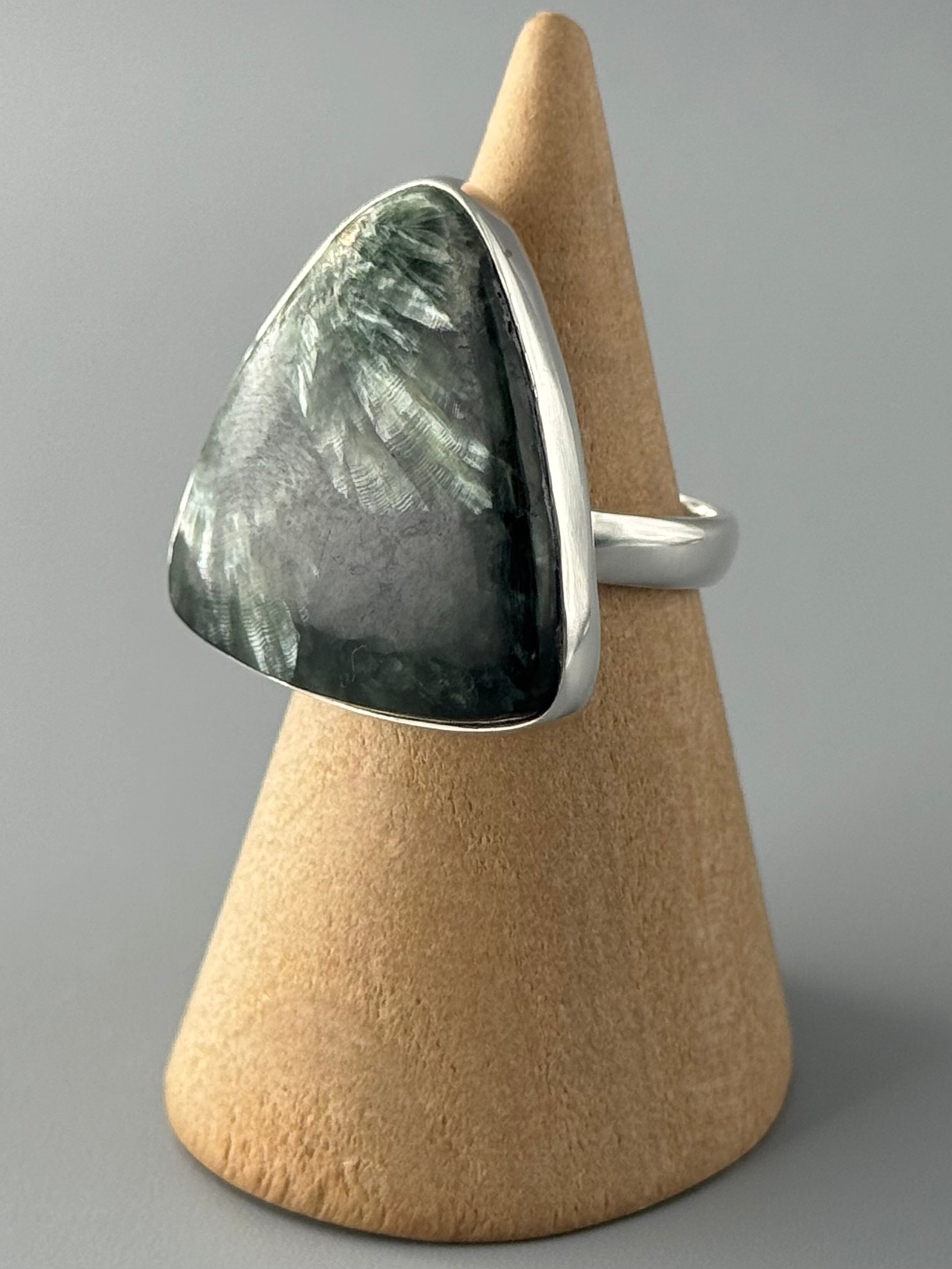 •SERAPHINITE - ROUND TRIANGLE• simple bezel silver ring (size 7)