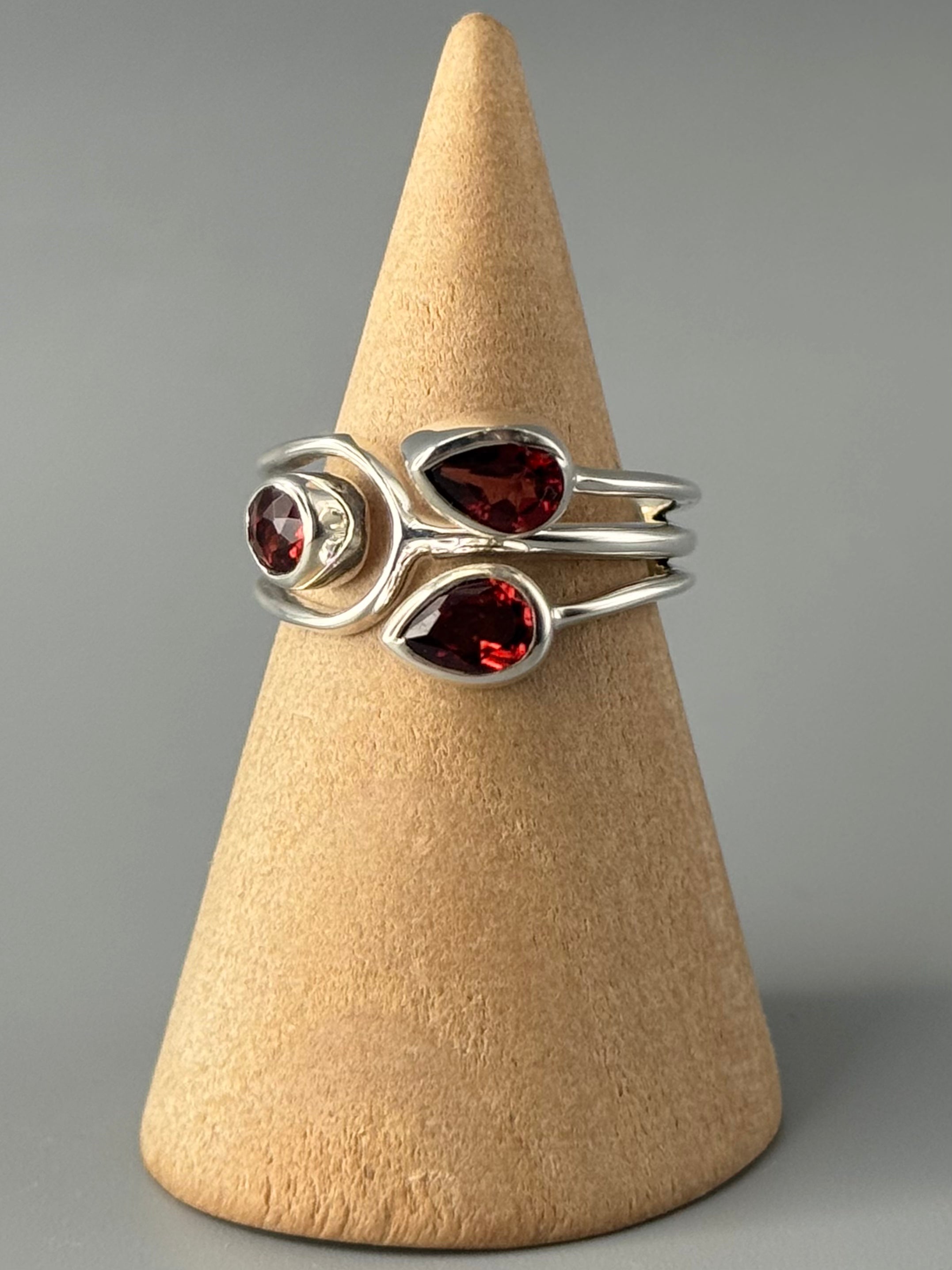 •GARNET - TULIP• split band silver ring (various sizes)