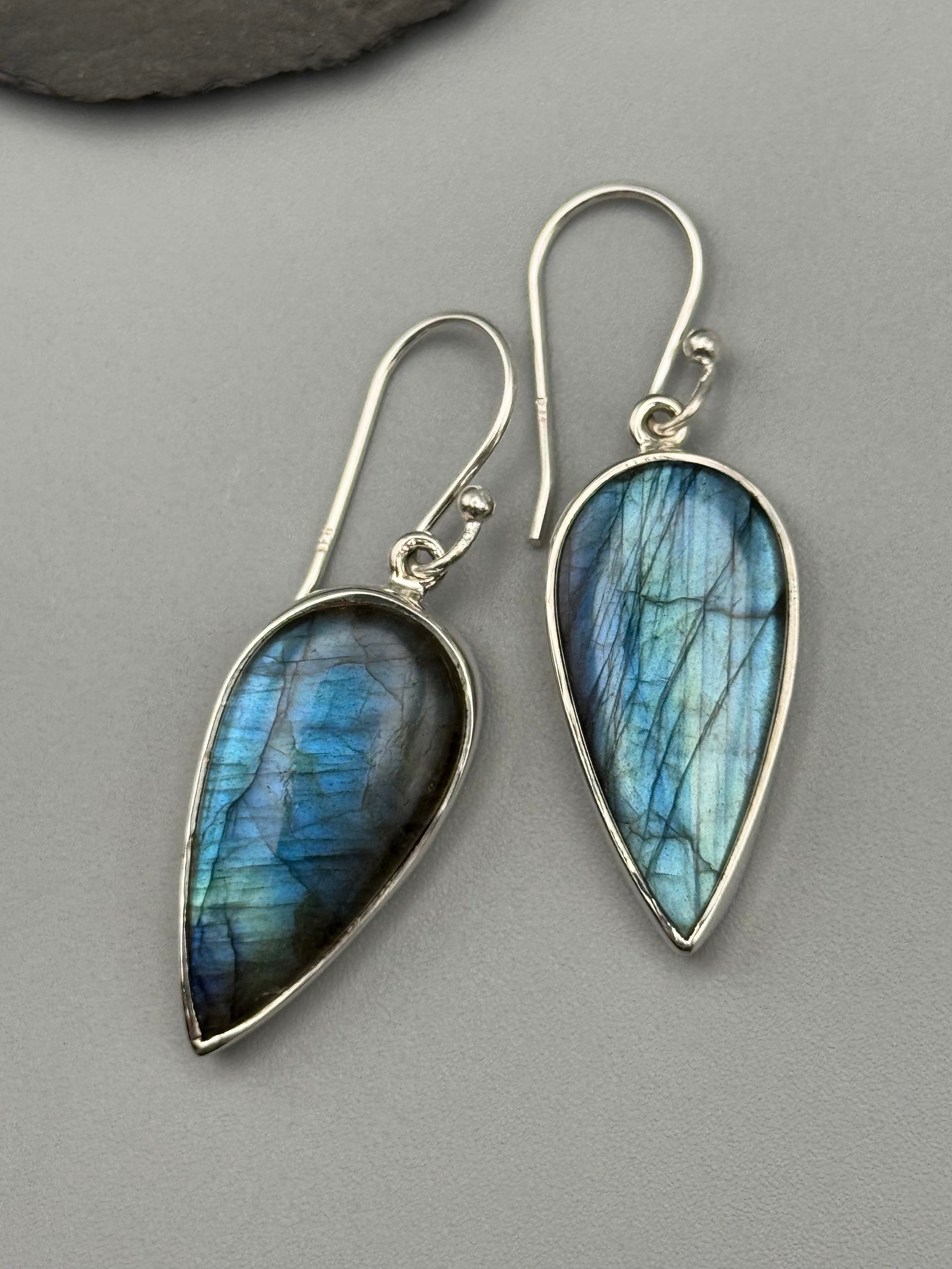 •LABRADORITE - SPEAR TEAR• silver dangle earrings