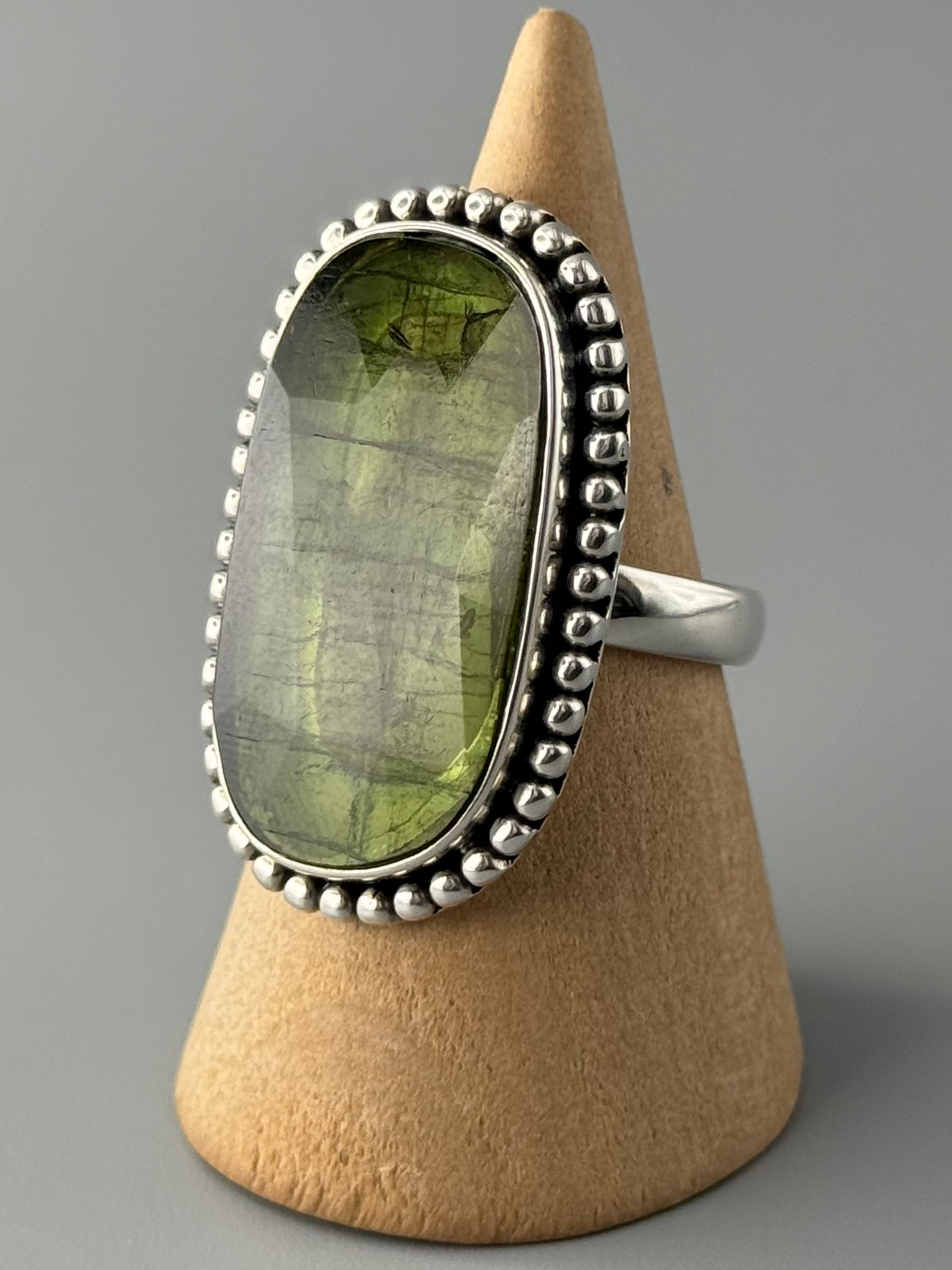 •FACETED GREEN TOURMALINE - OVAL• dotted bezel silver ring (size 9)