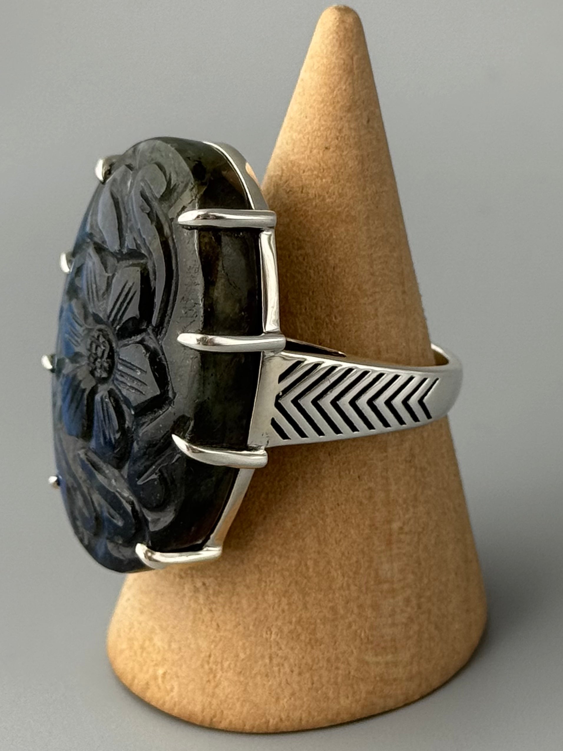•ETCHED LABRADORITE - OVAL• chevron band silver ring (size 8.75)