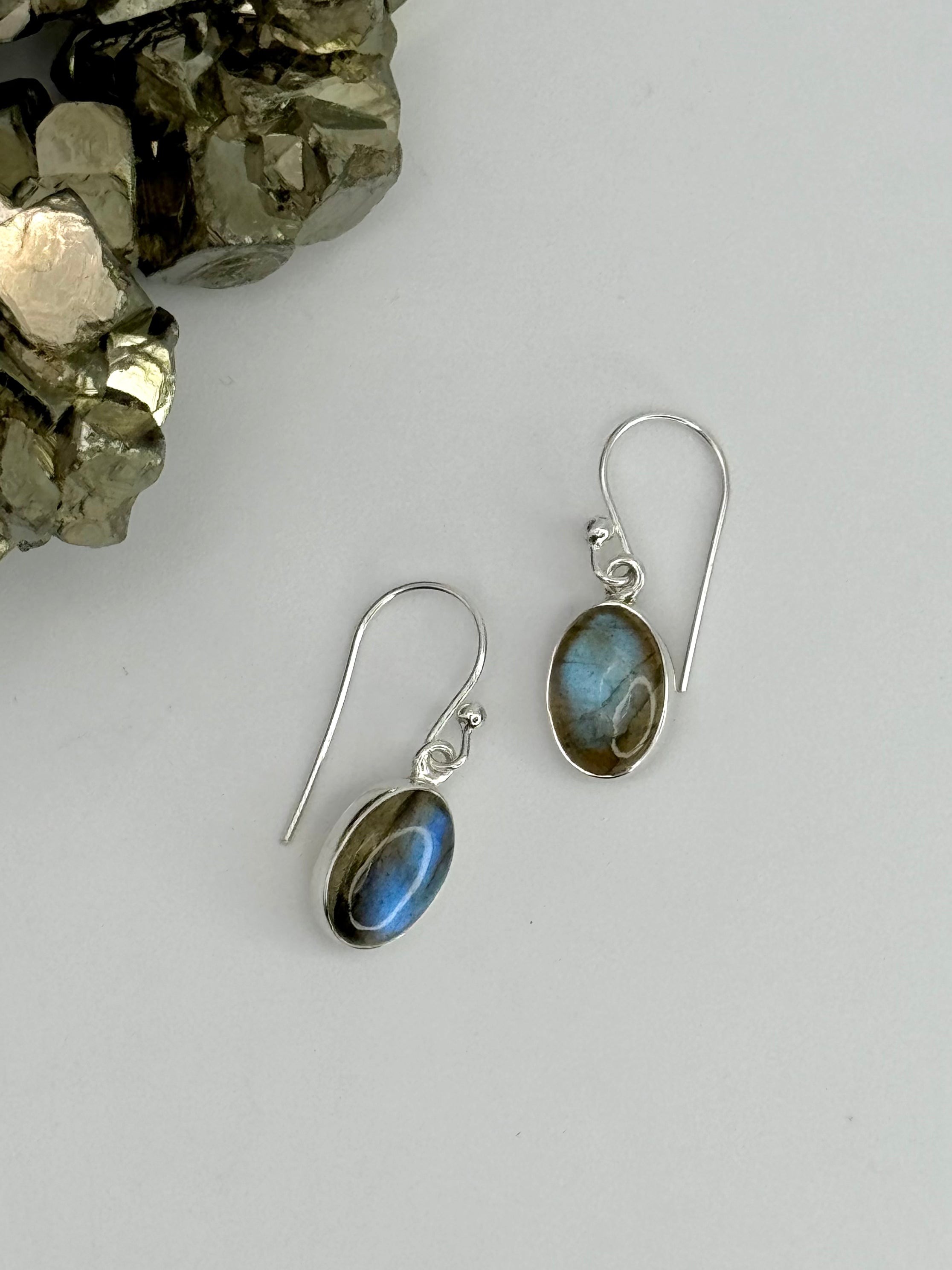 •LABRADORITE OVAL• silver dangle earrings