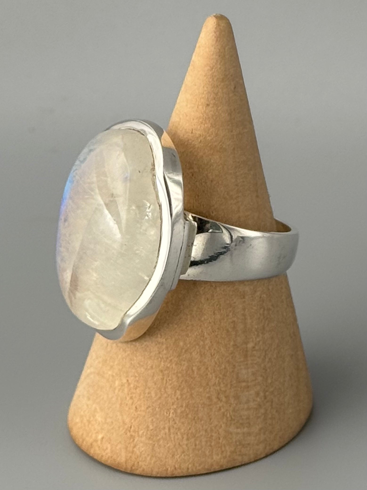 •RAINBOW MOONSTONE - LARGE OVAL• scalloped bezel silver ring (size 9)
