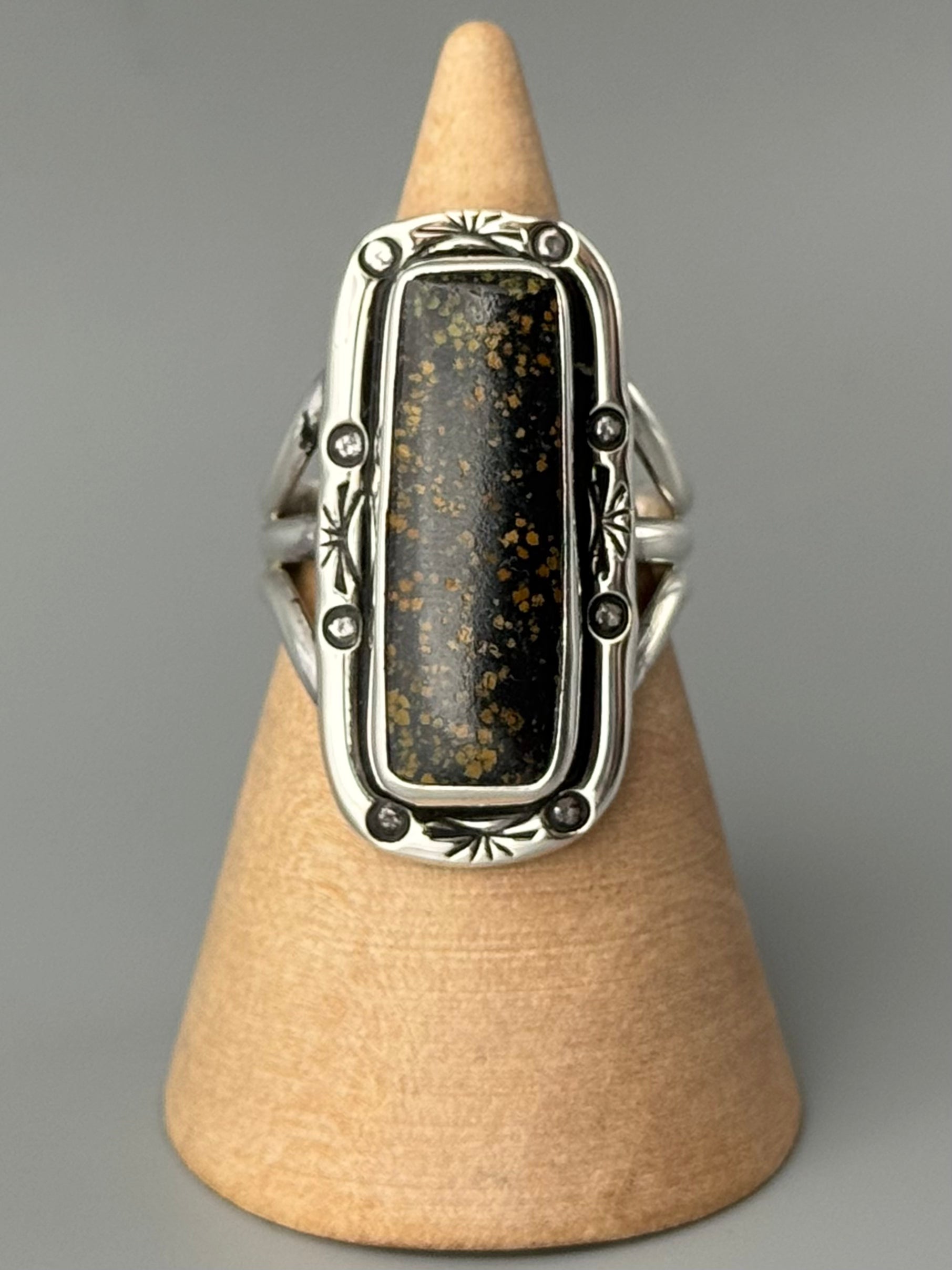•BLACKJACK TURQUOISE - SHÁ - 1• Navajo silver ring (size 8)