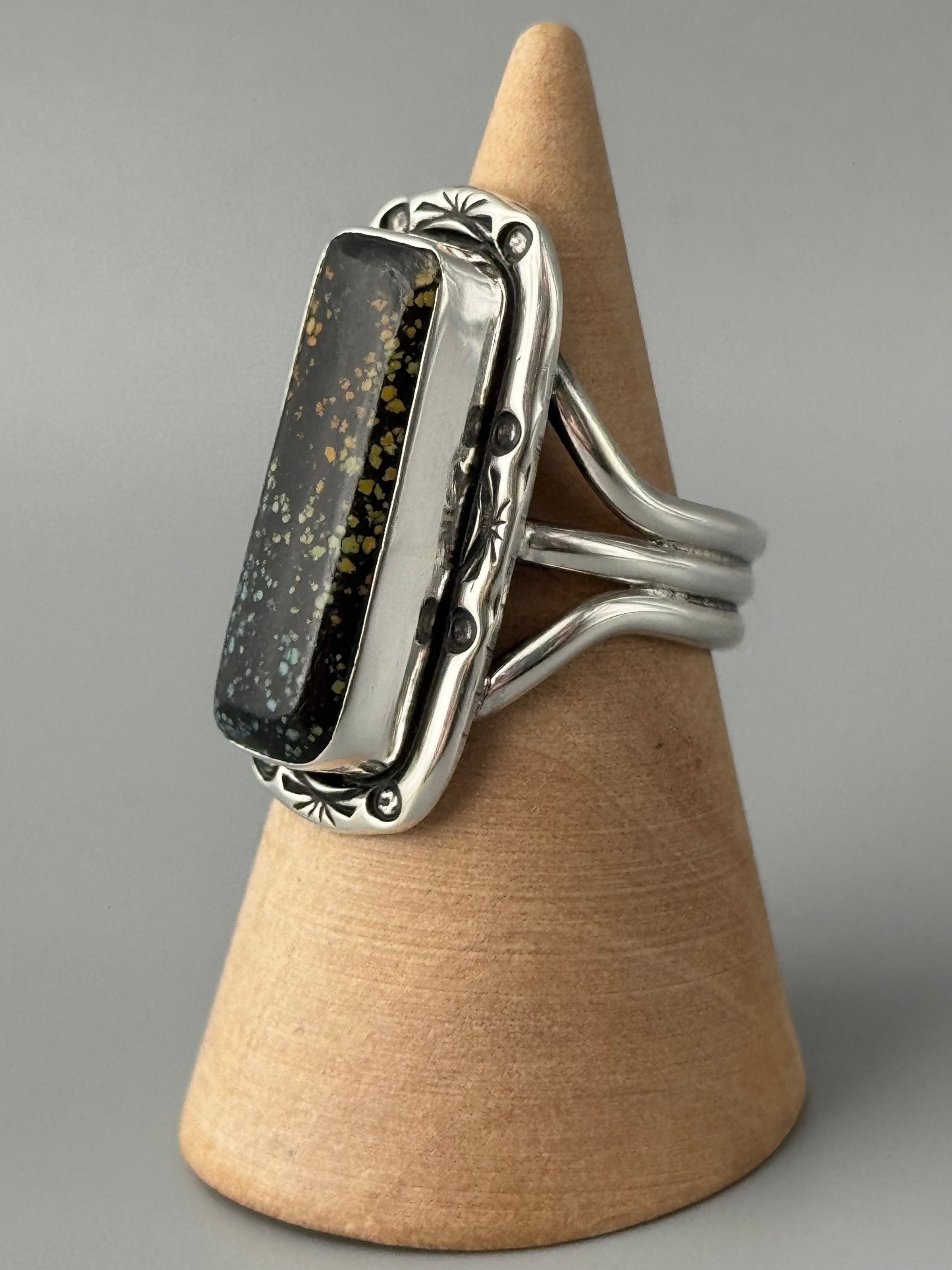•BLACKJACK TURQUOISE - SHÁ - 2• Navajo silver ring (size 8)