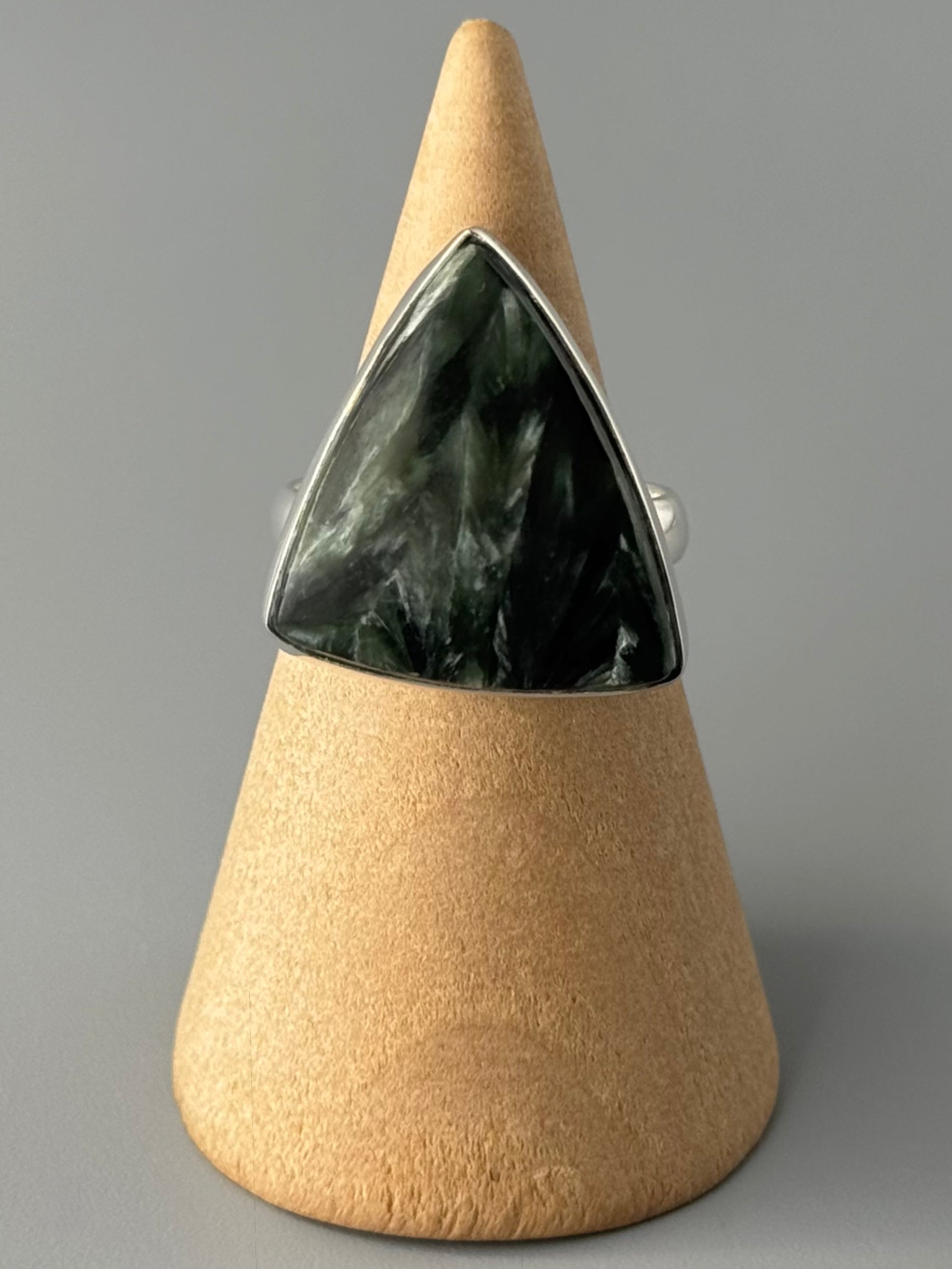 •SERAPHINITE - SOFT TRIANGLE• simple bezel silver ring (size 6.75)