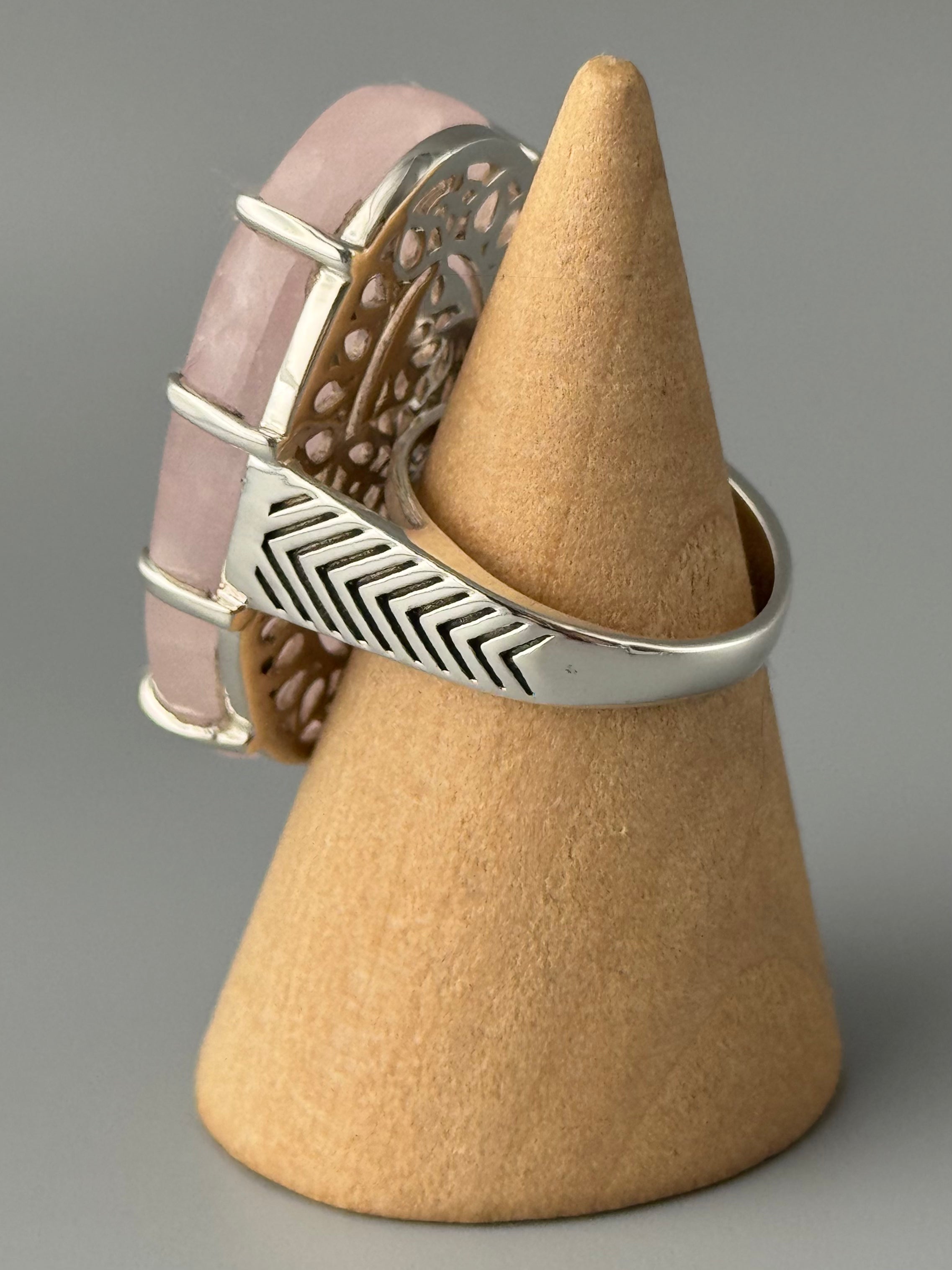 •ETCHED ROSE QUARTZ - OVAL• chevron band silver ring (various sizes)