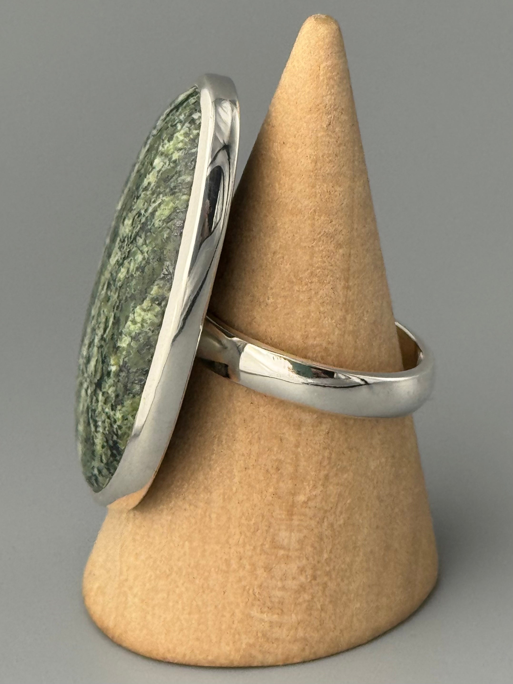 •SERAPHINITE - HUEVO• simple bezel silver ring (size 10)