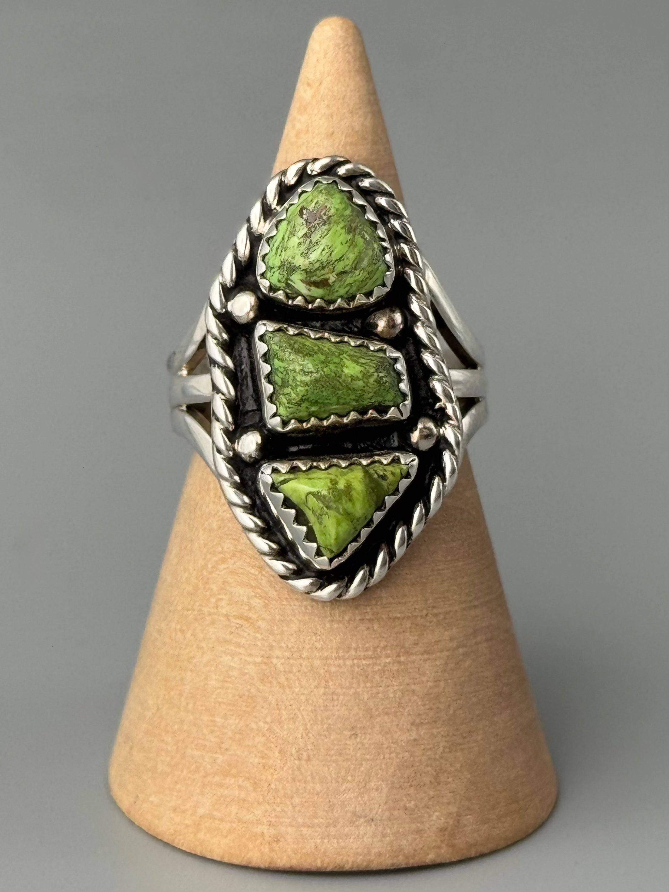•GASPEITE - TÁÁ - 2• Navajo silver ring (size 8)