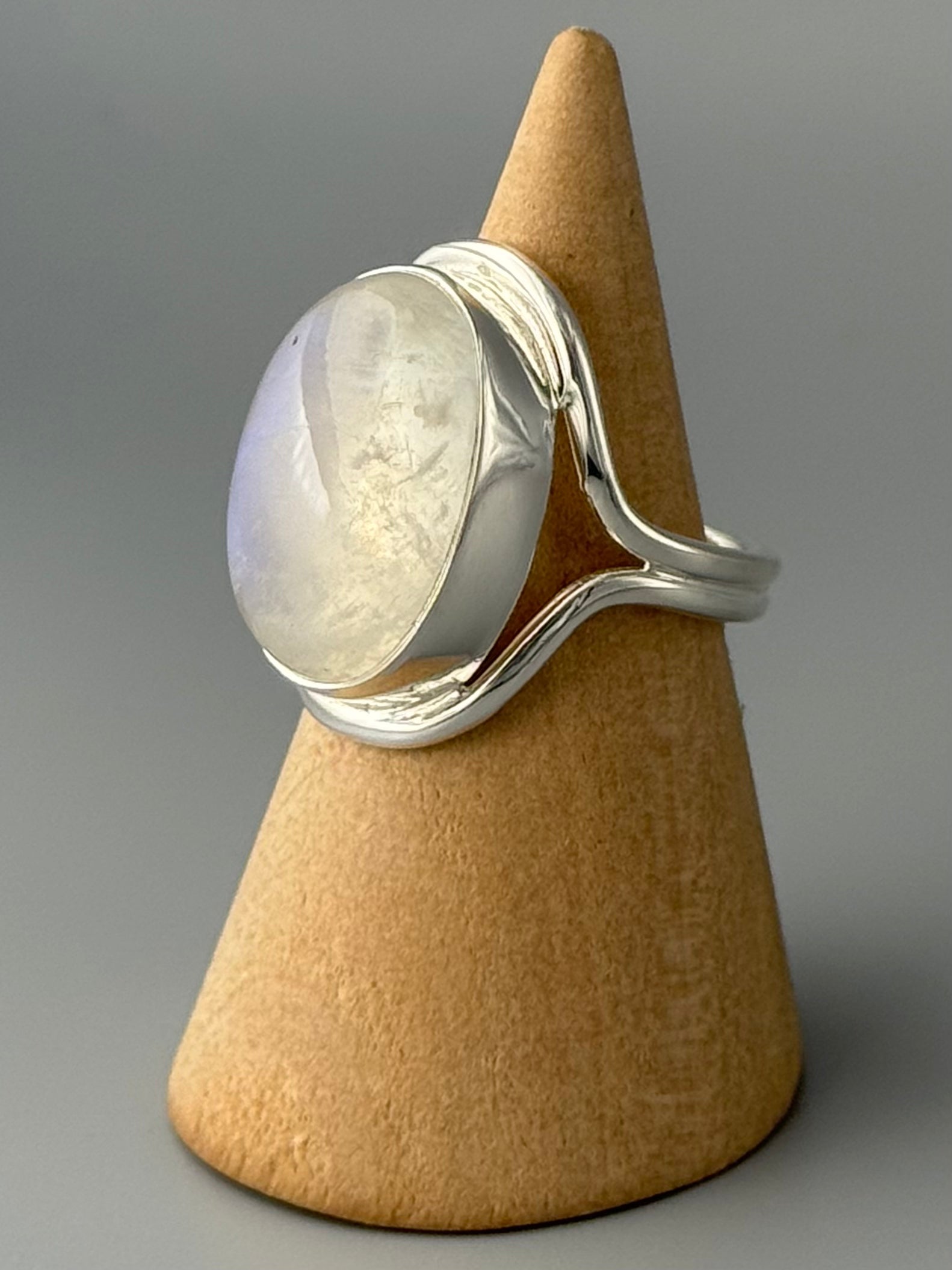 •RAINBOW MOONSTONE - ATOLL• split band silver ring (size 6.75)