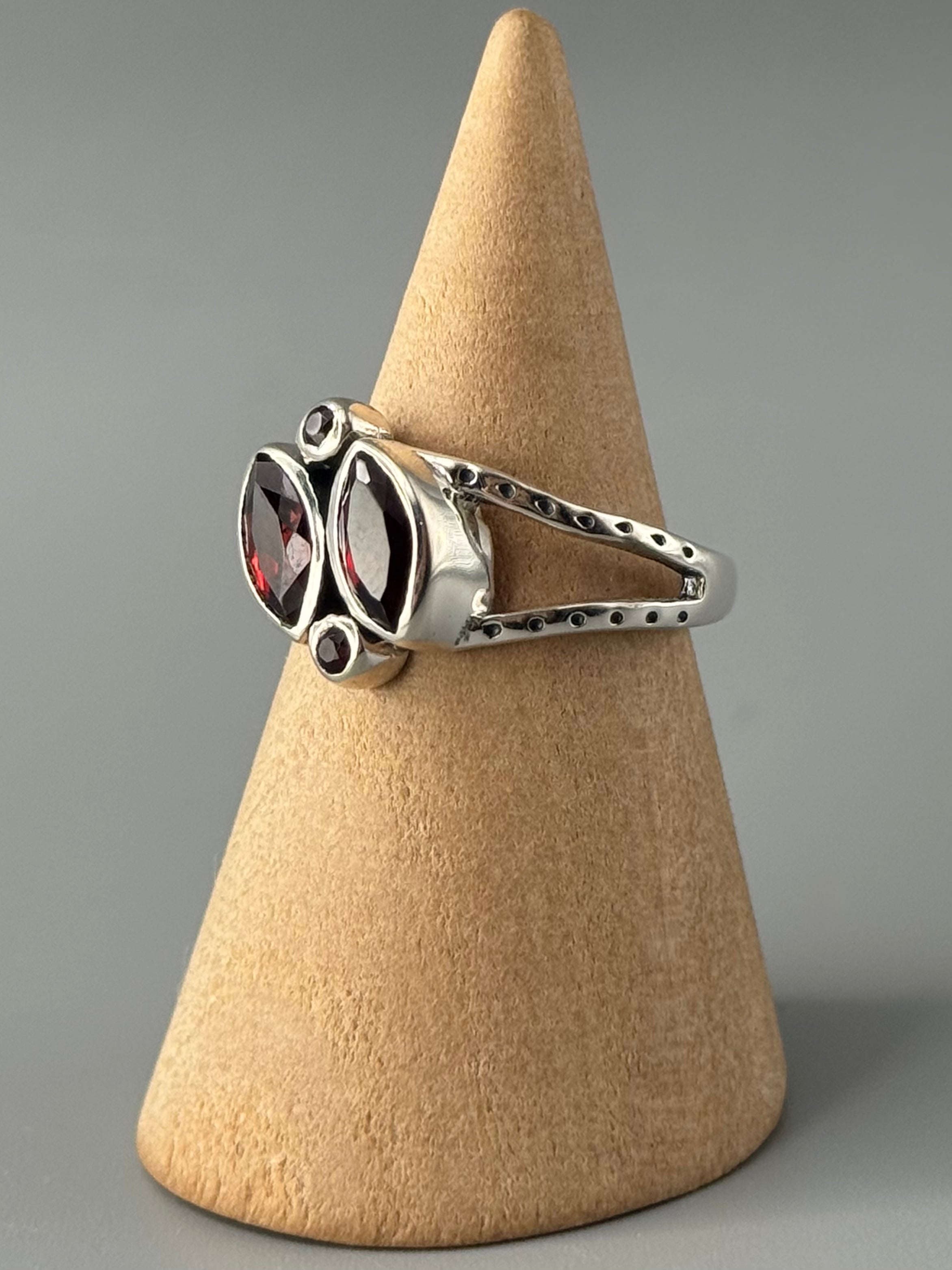 •GARNET - CLUSTER• split band silver ring (various sizes)