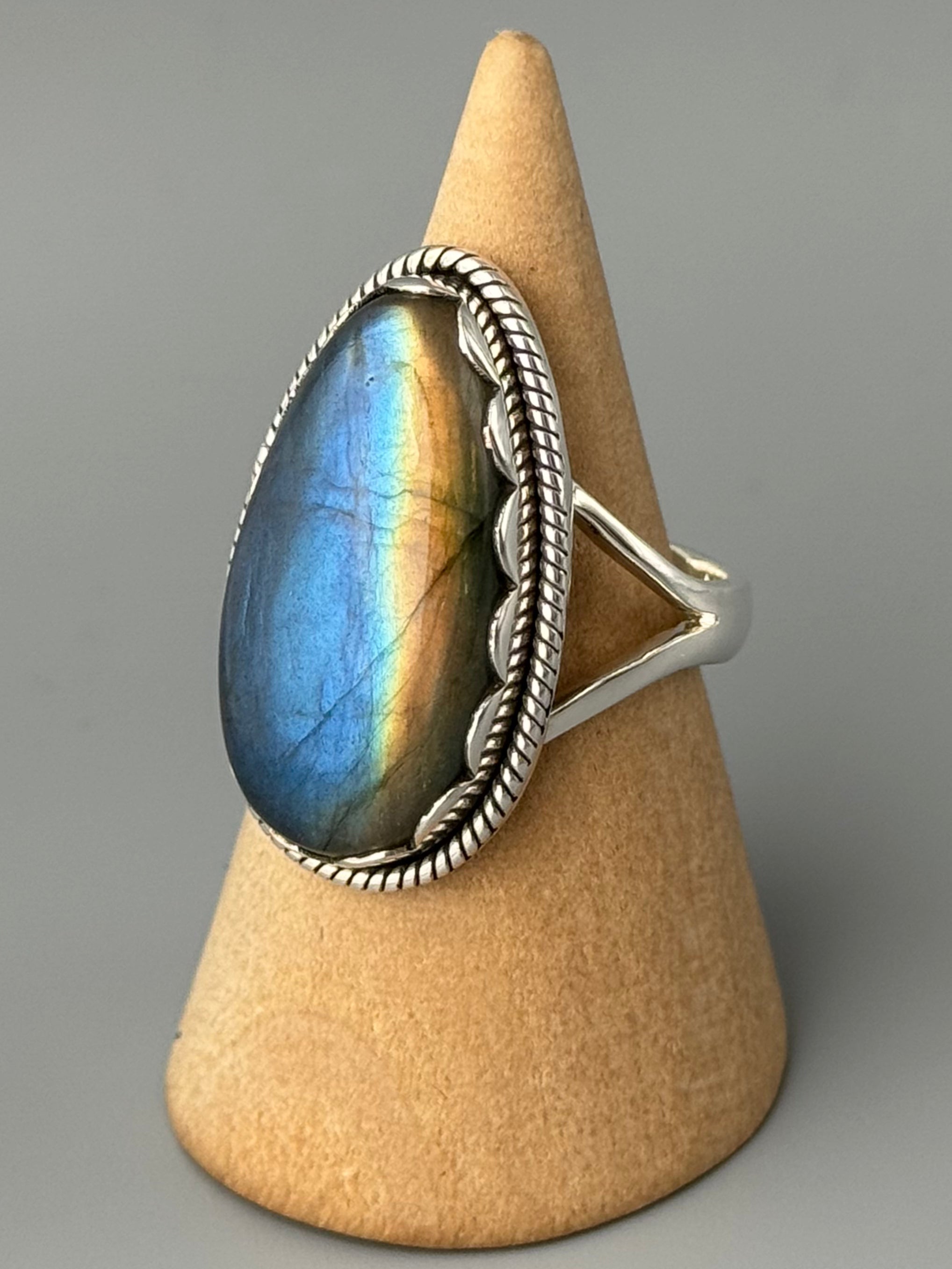 •LABRADORITE - PETAL• decorative bezel silver ring (size 9)