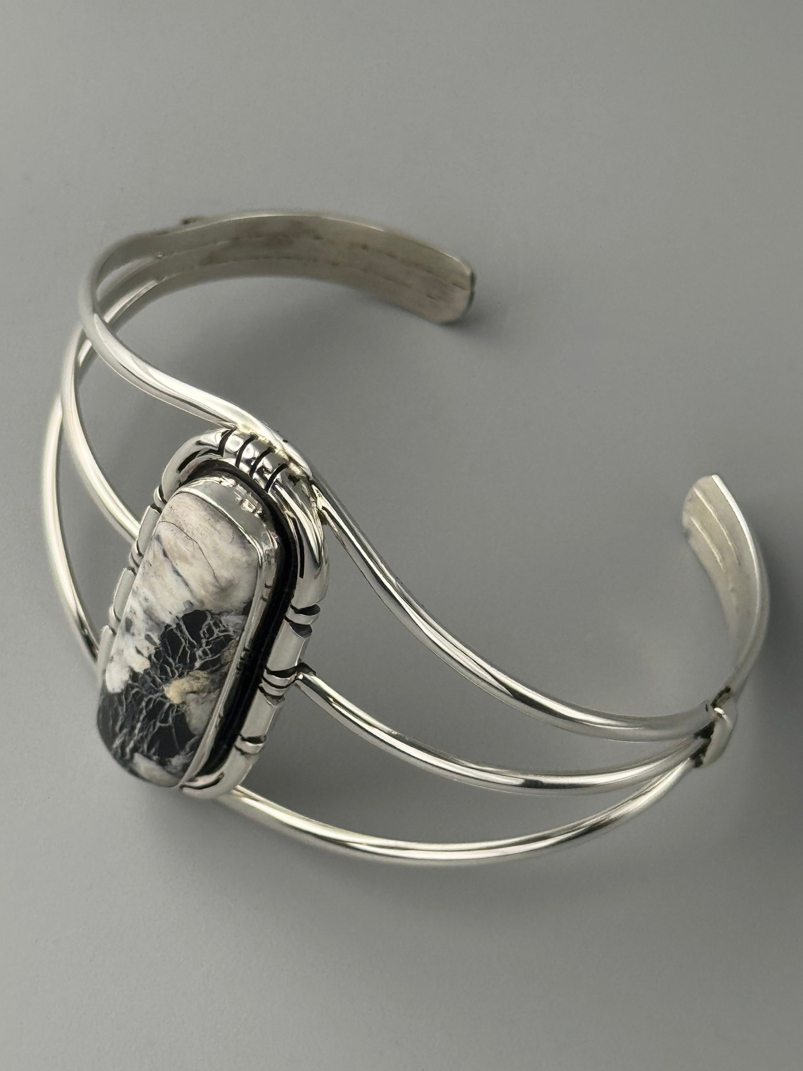 •WHITE BUFFALO - MOUNTAIN FEATHERS• Navajo sterling silver cuff bracelet (6.75" +/-)