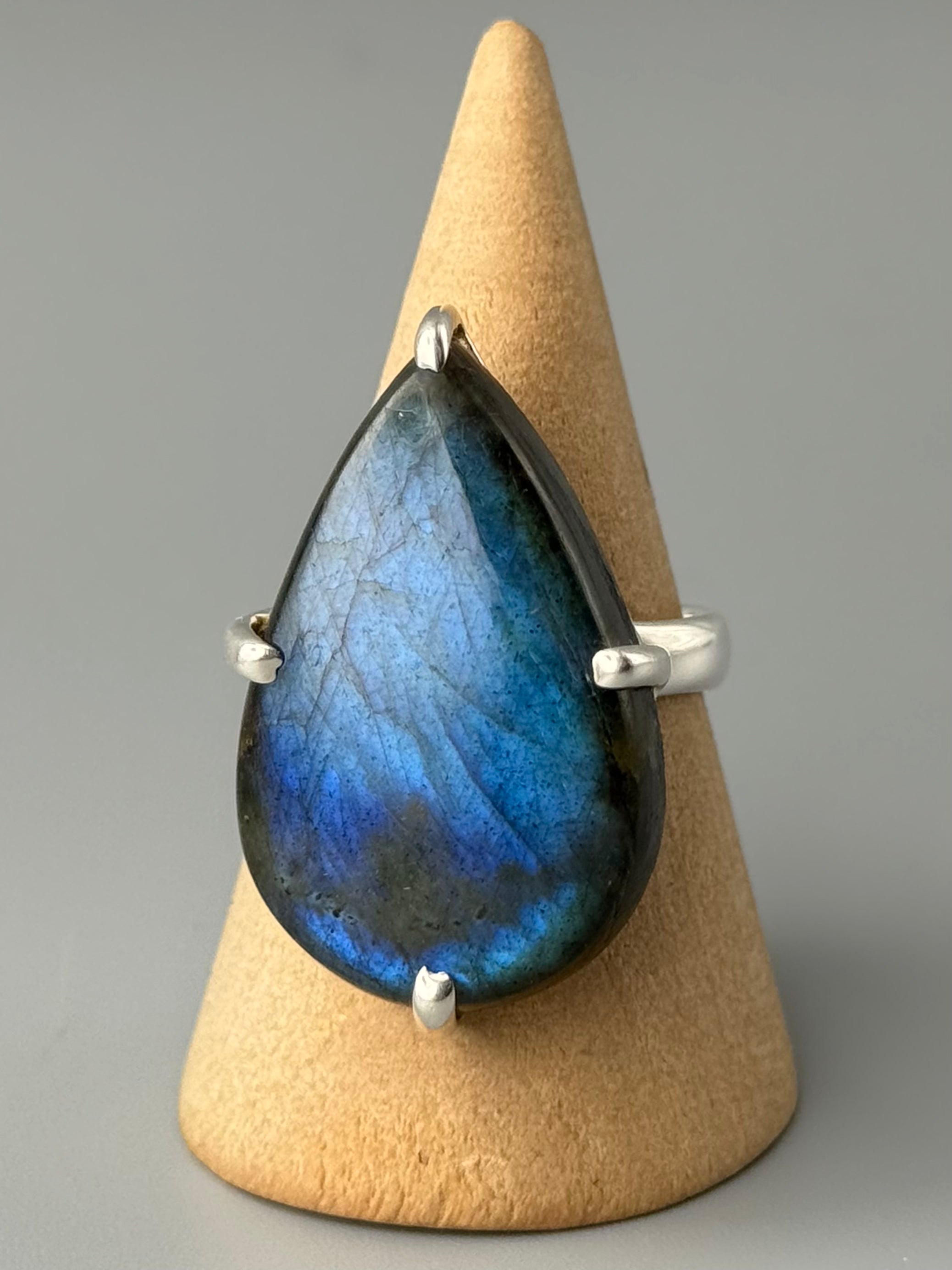 •LABRADORITE - MEDIUM TEAR• prong set silver ring (size 10)