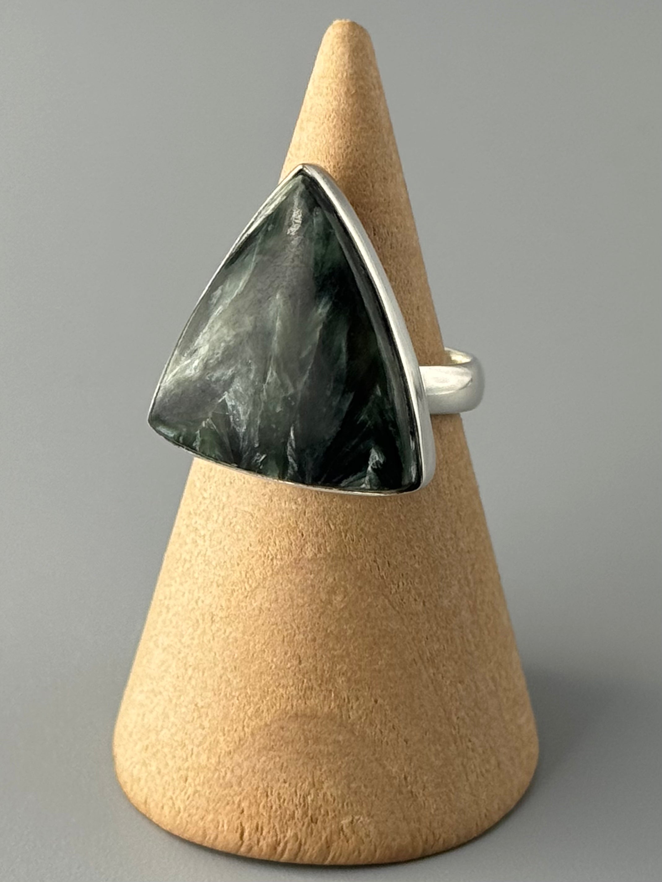 •SERAPHINITE - SOFT TRIANGLE• simple bezel silver ring (size 6.75)
