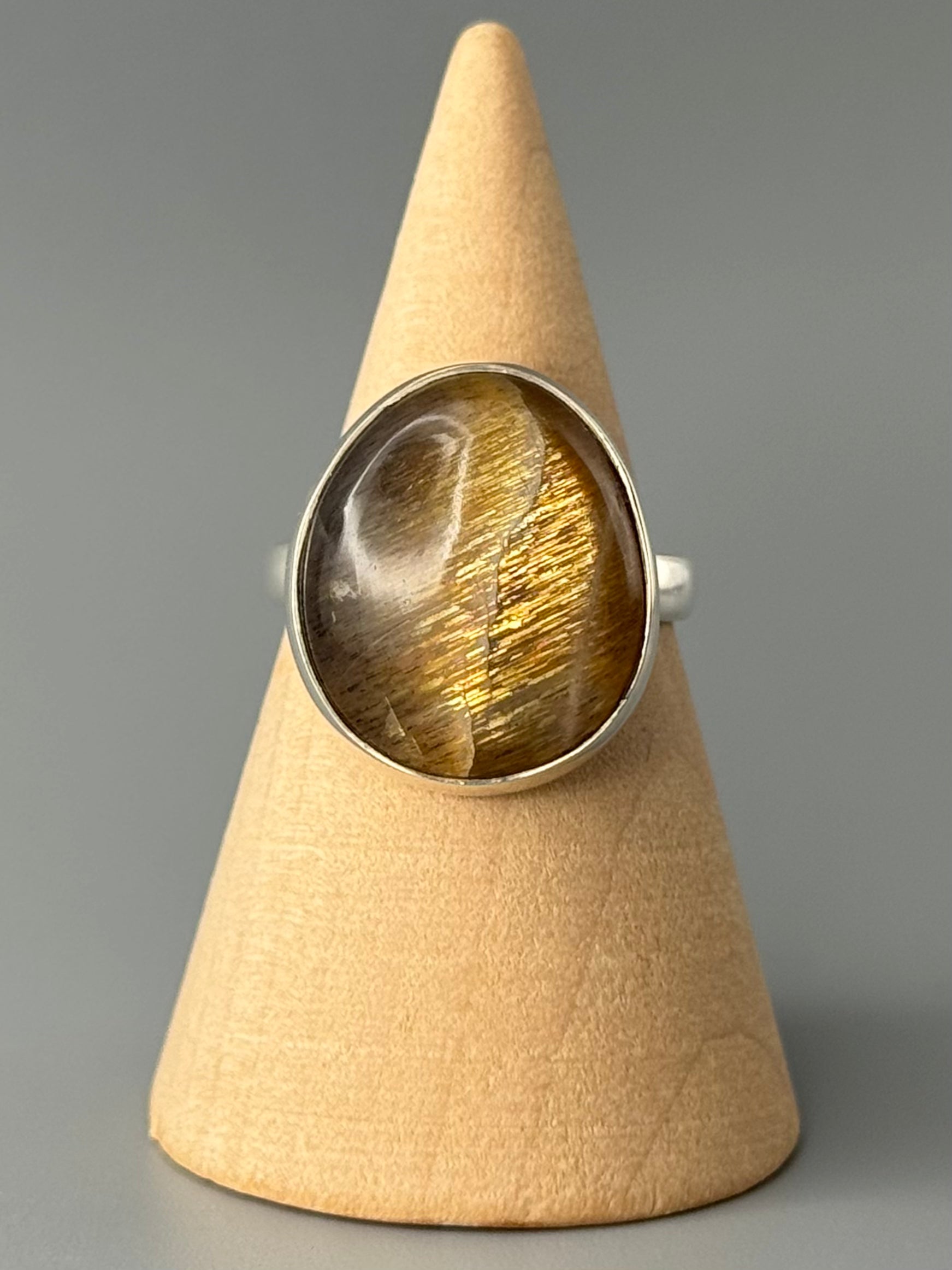 •SUN/MOONSTONE - OVAL• simple bezel silver ring (size 7)