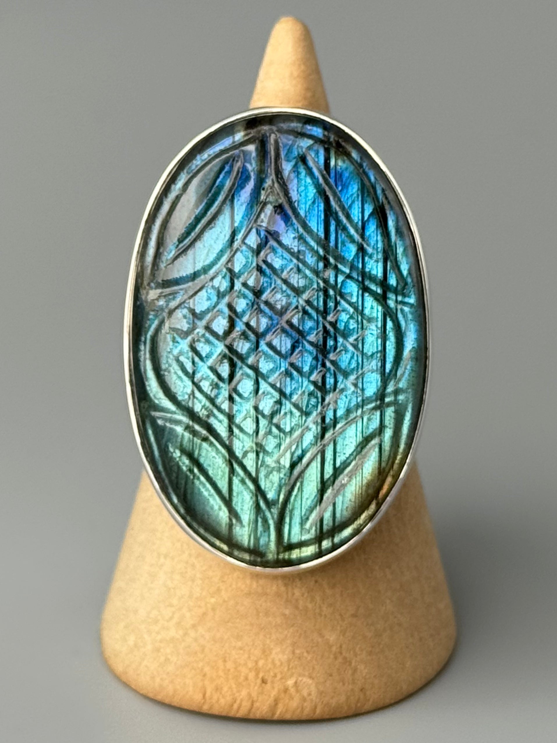 •ETCHED LABRADORITE - OVAL• split band silver ring (size 9)