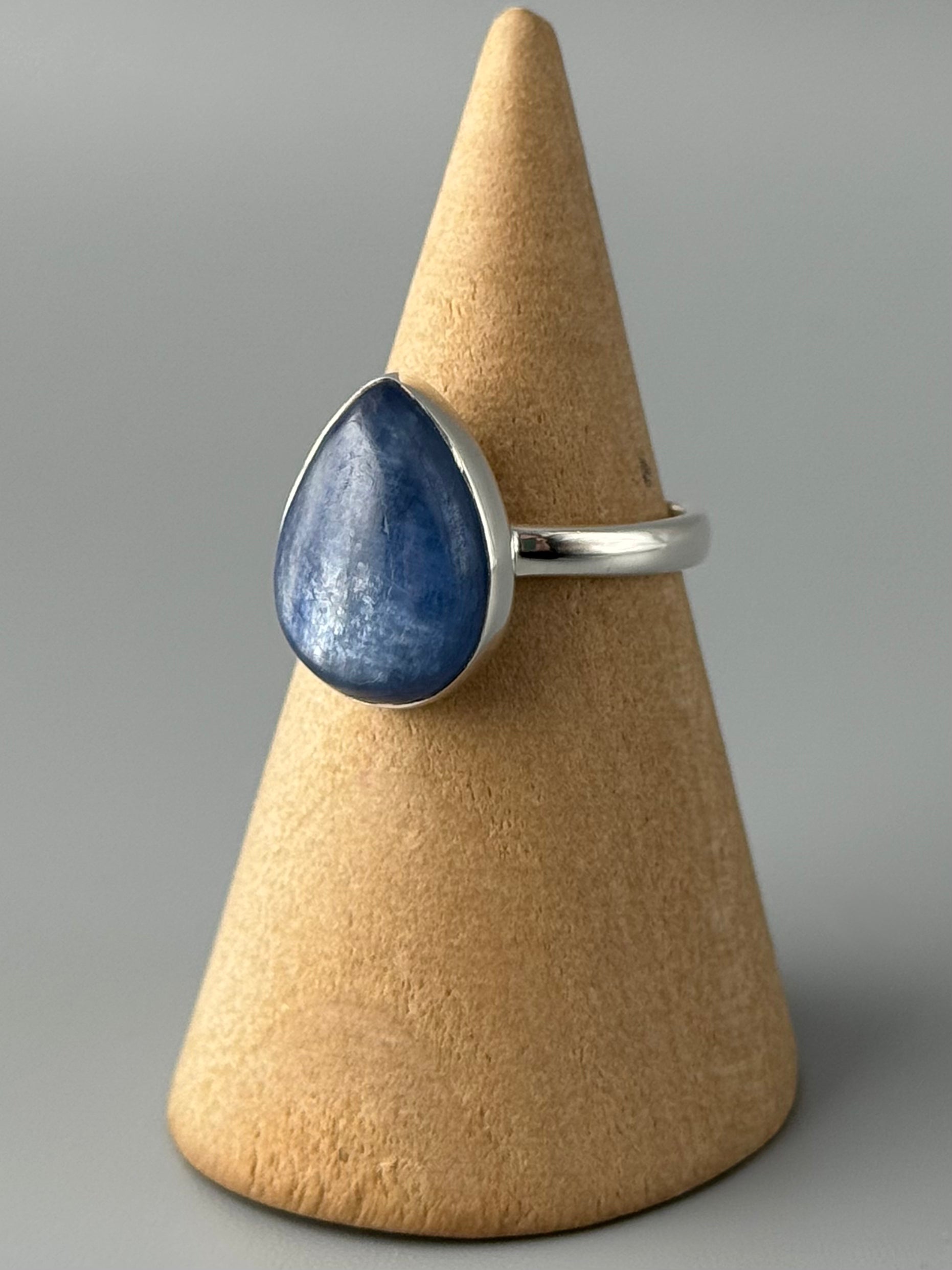 •KYANITE - TEAR• simple band silver ring (size 6.25)