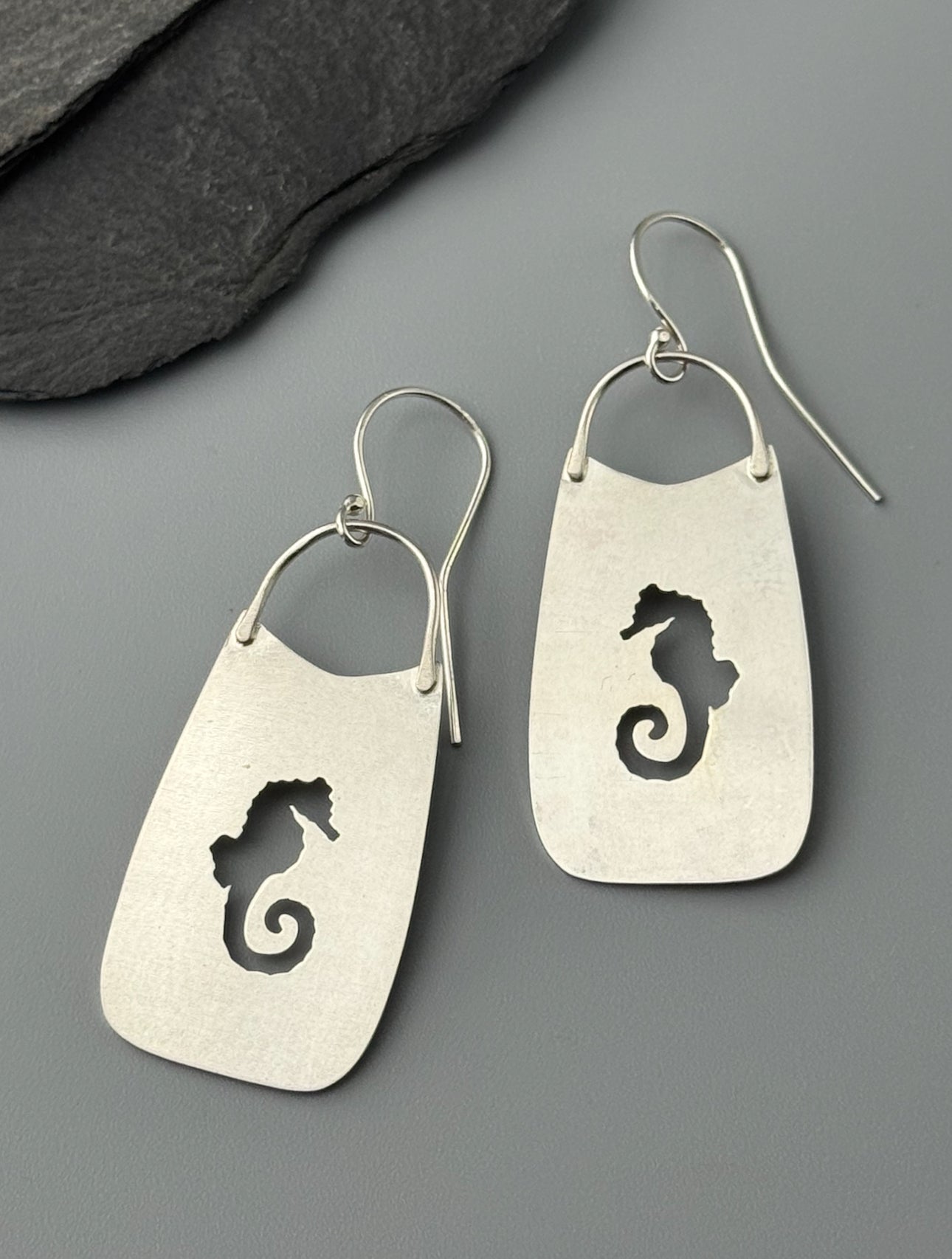 •HIPPOCAMPUS• seahorse silhouette + silver dangle earrings